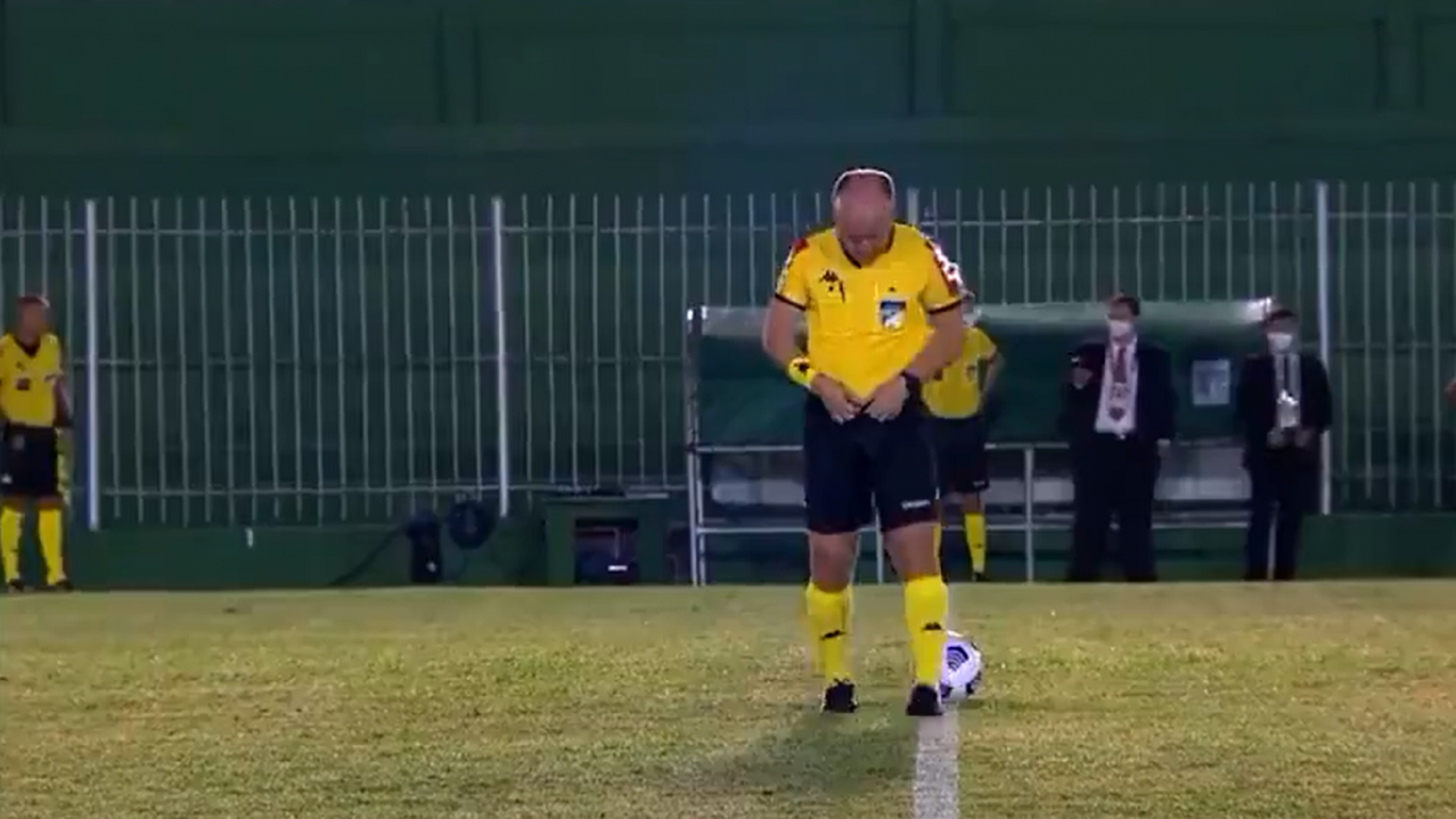 Lo nunca visto: un árbitro se orina encima para no tener que salir del campo