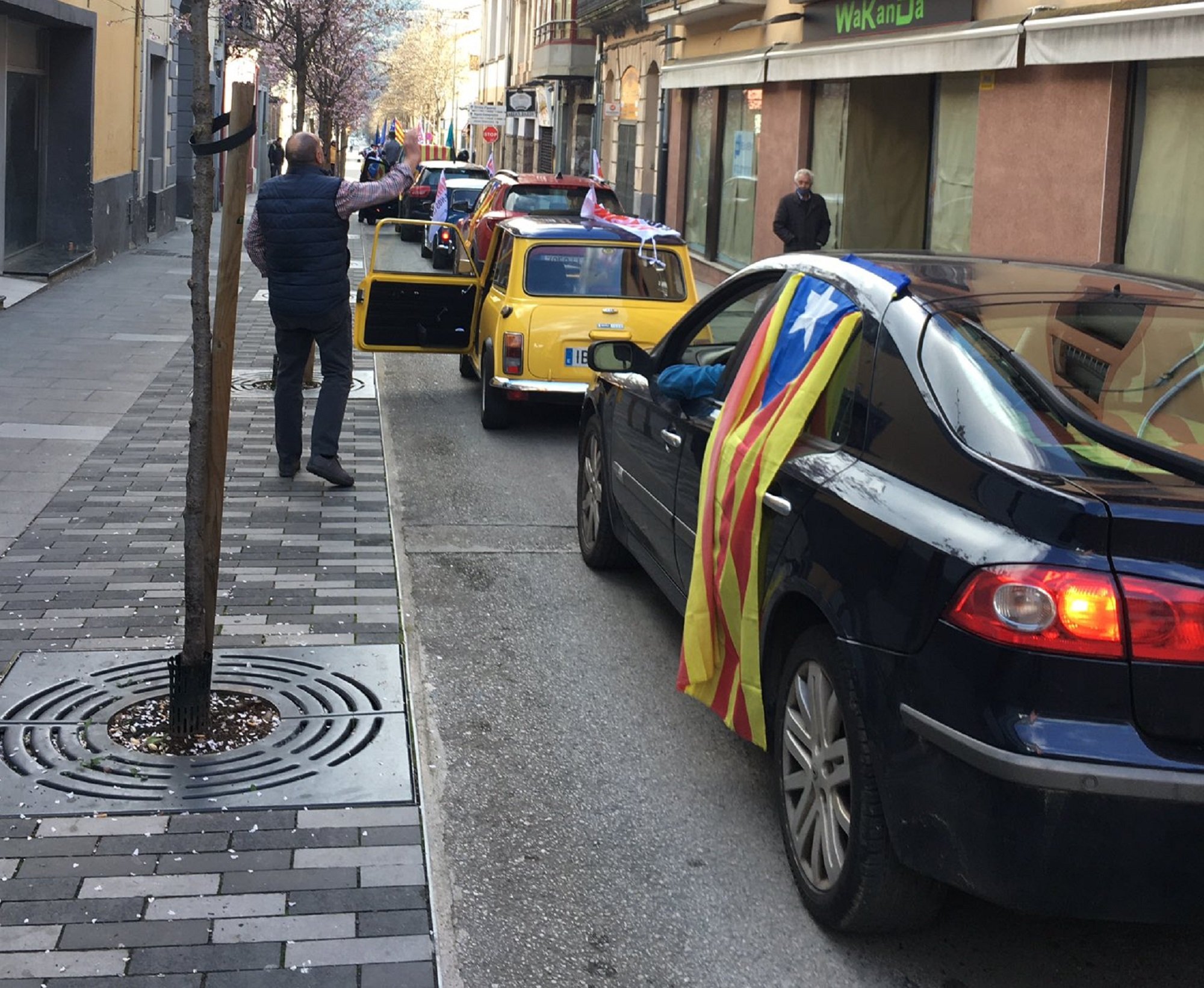 Una marxa lenta de vehicles creua la Garrotxa per demanar l'amnistia dels presos