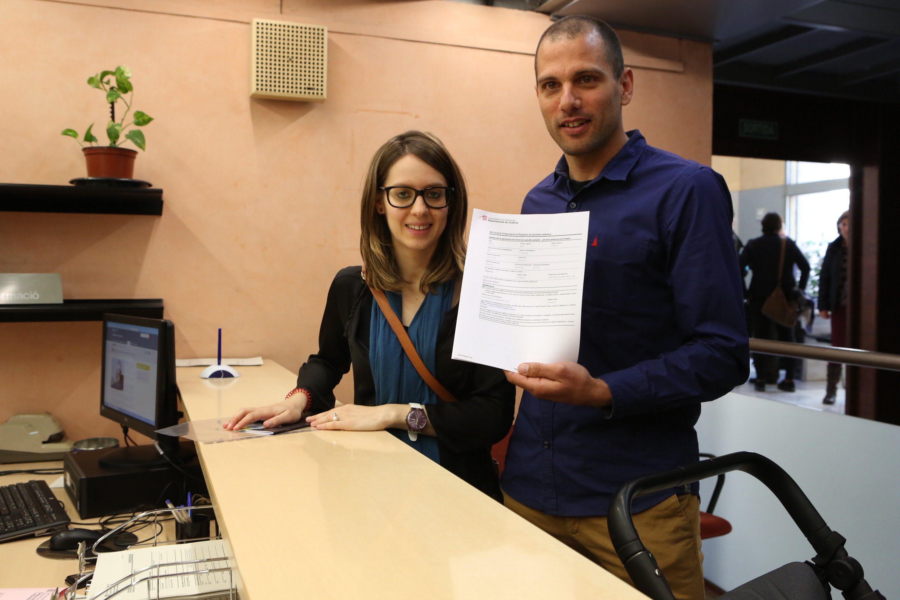 La Generalitat abre un registro de parejas de hecho catalanas