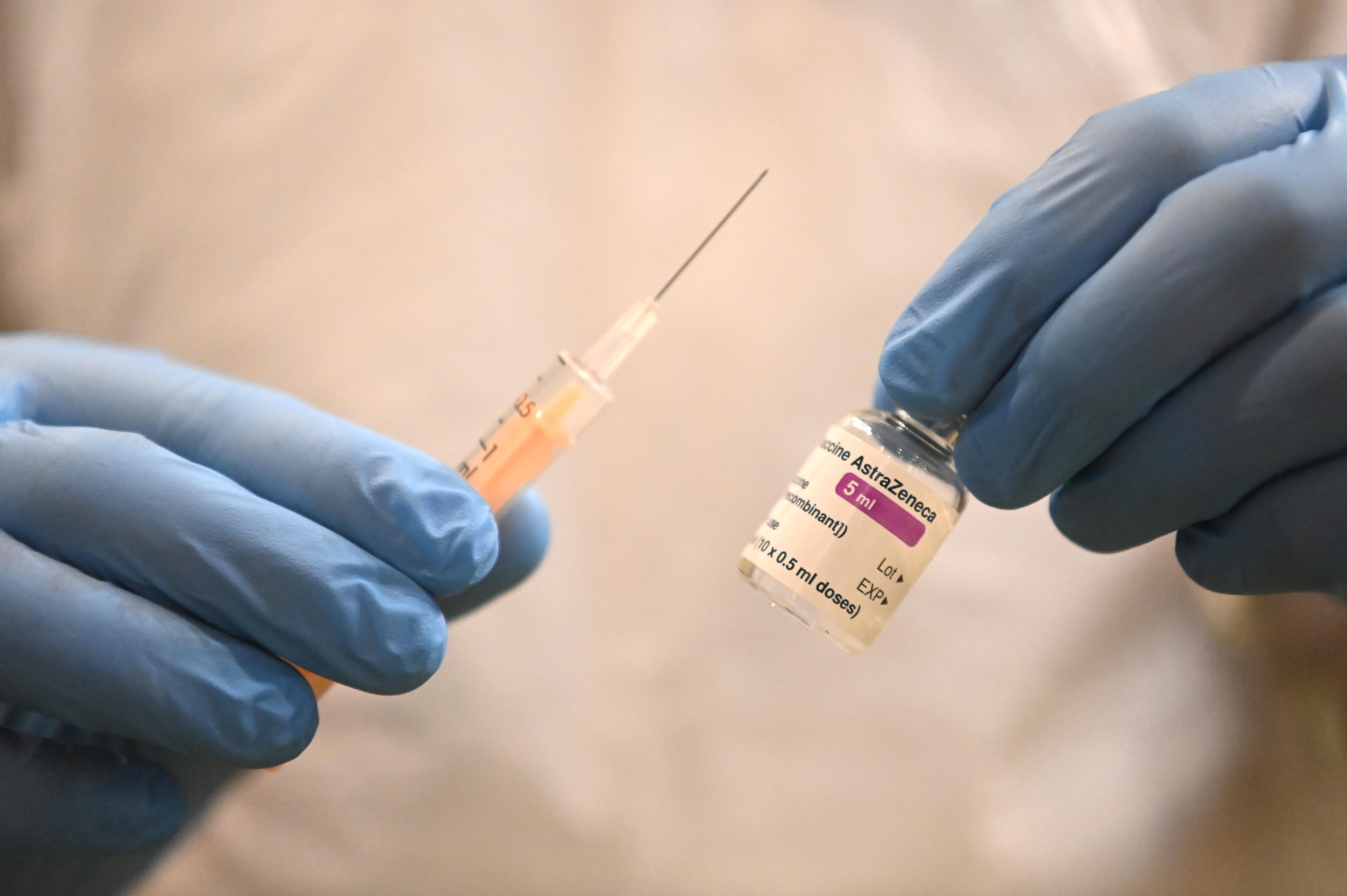 Finlàndia suspèn la vacunació amb AstraZeneca per dos casos més de trombes
