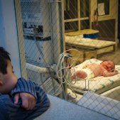 Bebe recién nacido hospital Unsplah Gabriel Tovar