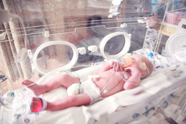 Bebe recién nacido hospital Unsplah Sharon McCutcheon