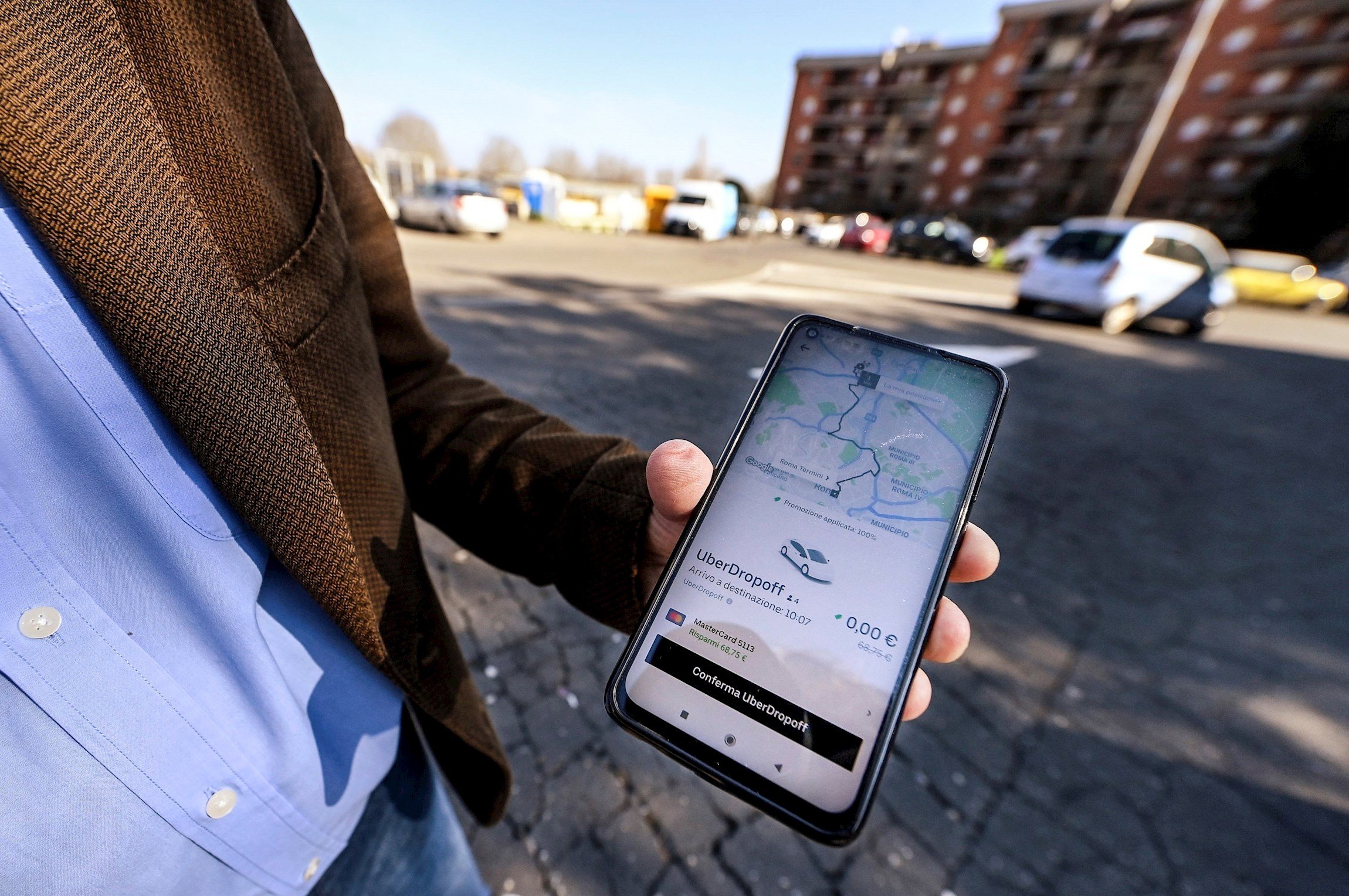 Uber torna a operar a Barcelona amb serveis de taxi i de 'car sharing'