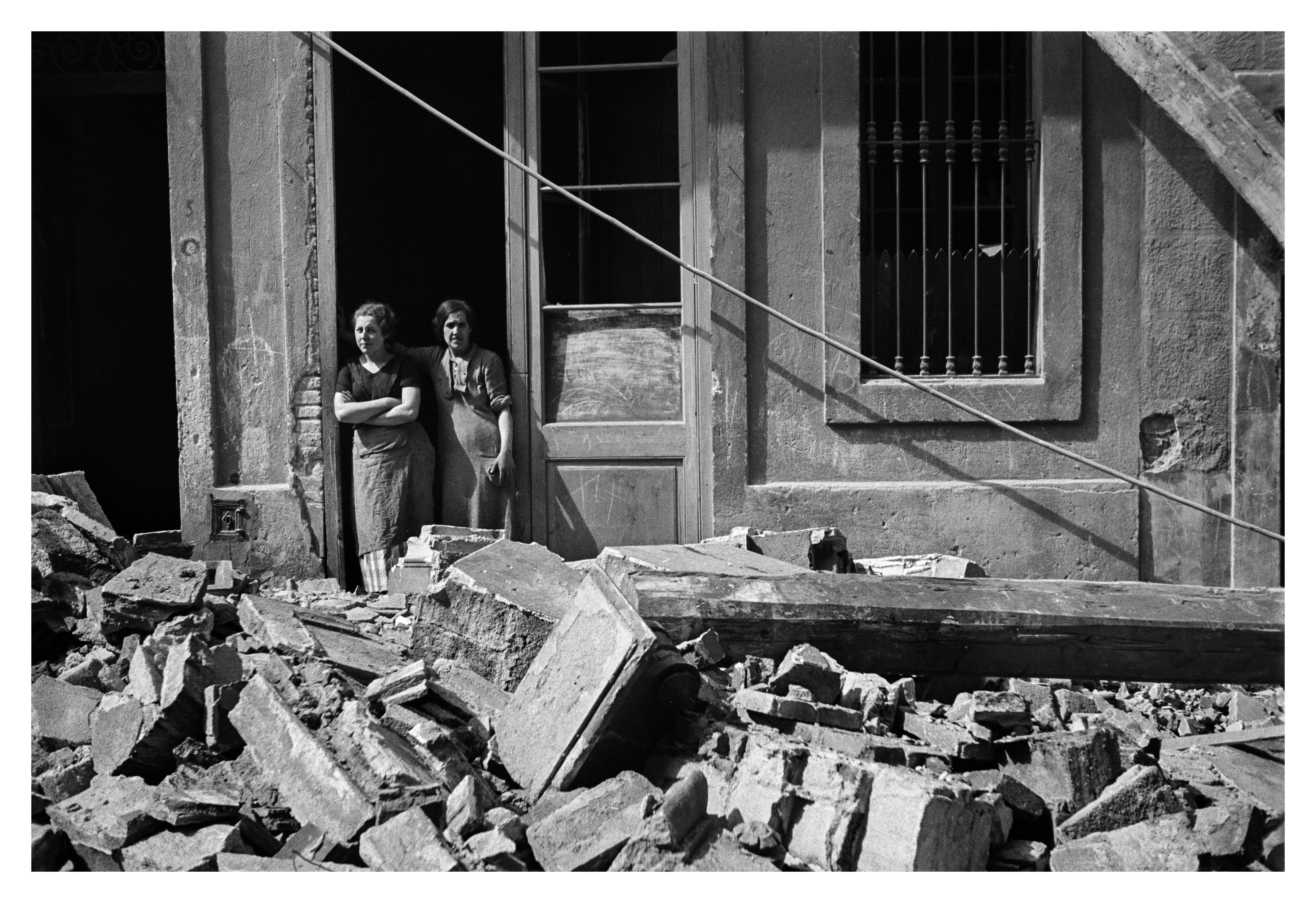 Antoni Campañà. Sense títol [Dues dones després d’un bombardeig], Poble-Sec, Barcelona, 14 de març de 1937. Arxiu Campañà