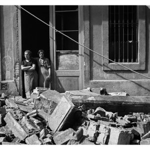 Antoni Campañà. Sense títol [Dues dones després d’un bombardeig], Poble-Sec, Barcelona, 14 de març de 1937. Arxiu Campañà