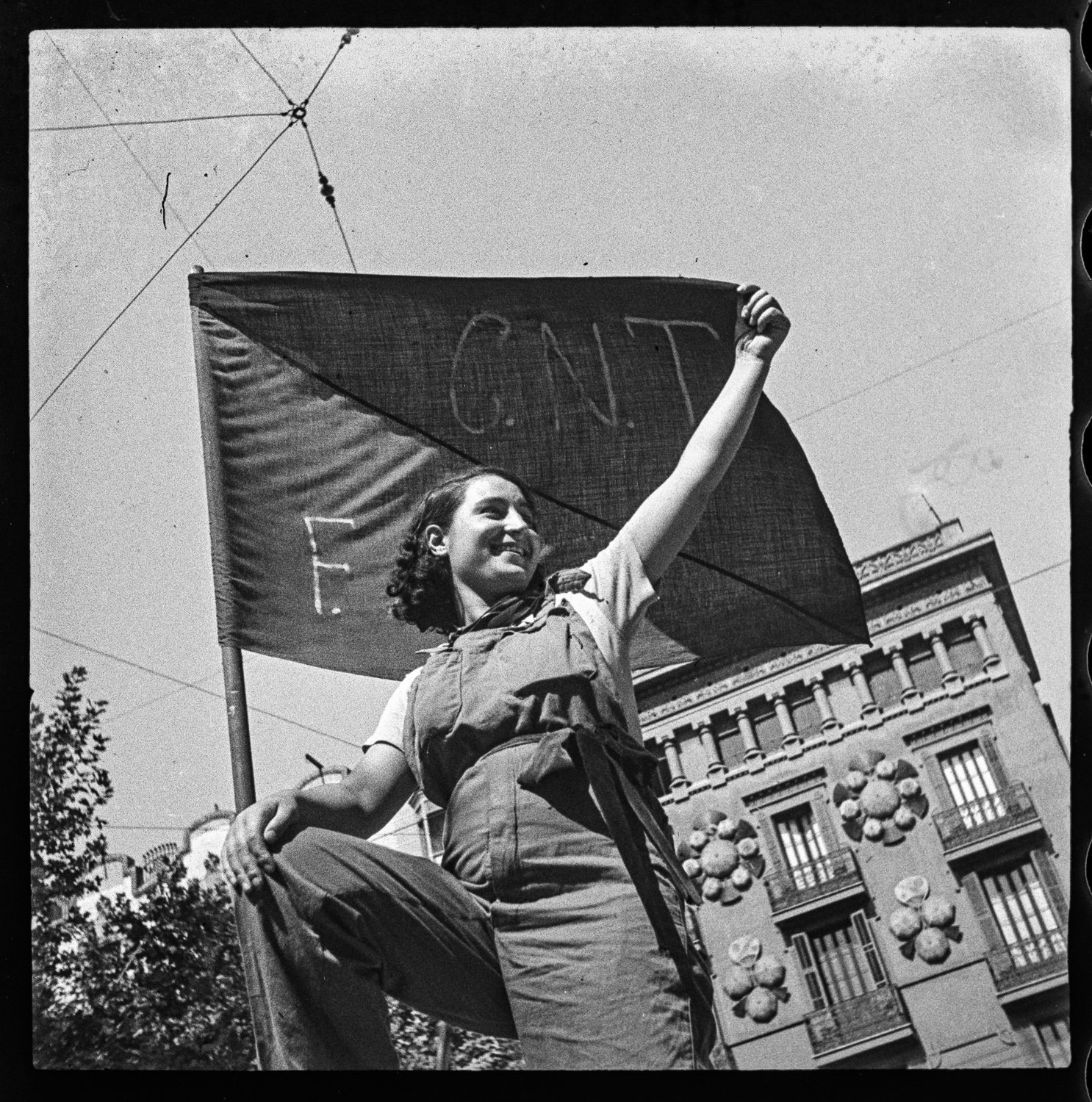 3.Antoni Campañà, Miliciana en una barricada del carrer Hospital, 1936, juliol 1936
