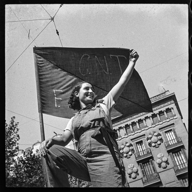 3.Antoni Campañà, Miliciana en una barricada de la calle Hospital, 1936, julio 1936 
