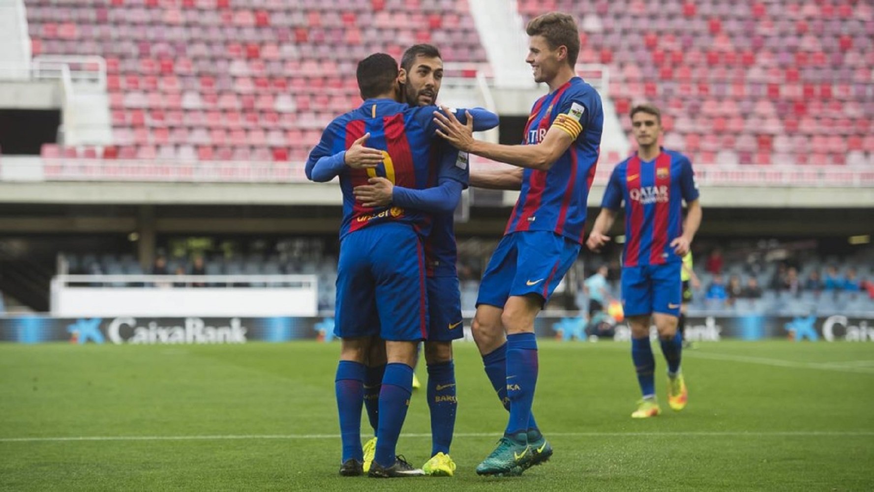 El Barça B golea y pone pie y medio en Segunda