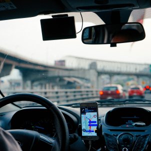 Coche movil carretera Unsplash Dan Gold