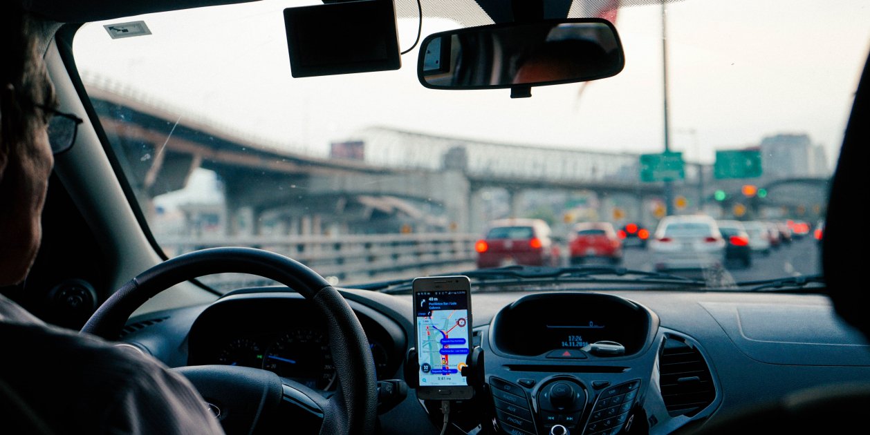 Coche movil carretera Unsplash Dan Gold Coche movil carretera Unsplash Dan Gold