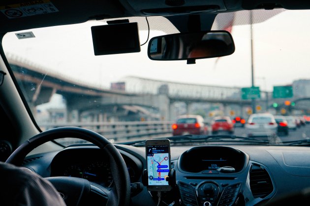 Coche movil carretera Unsplash Dan Gold Coche movil carretera Unsplash Dan Gold