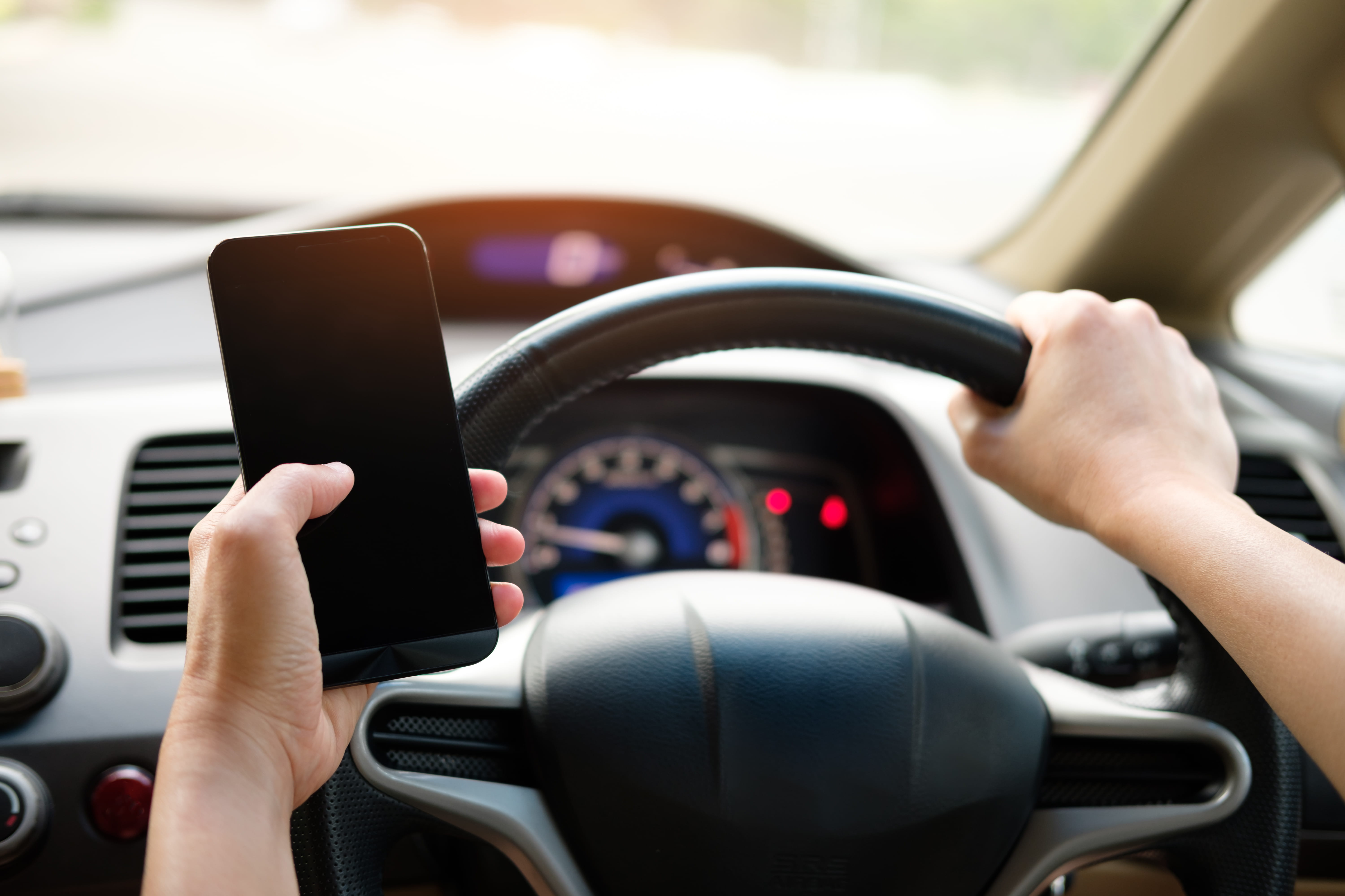 Enviar missatges amb el mòbil mentre es condueix pot ser letal