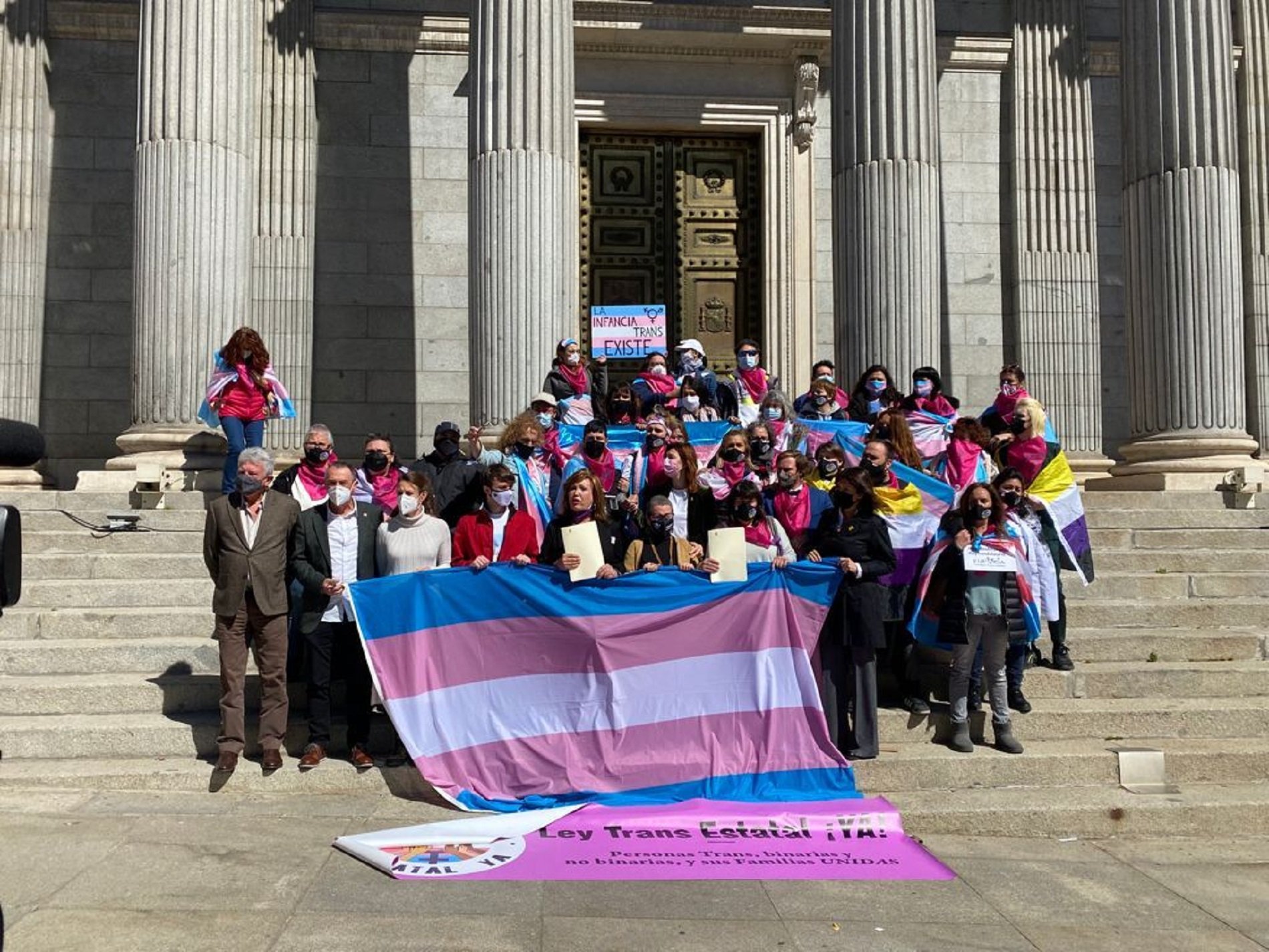 Partidos y colectivos registran la ley trans ante el bloqueo del PSOE