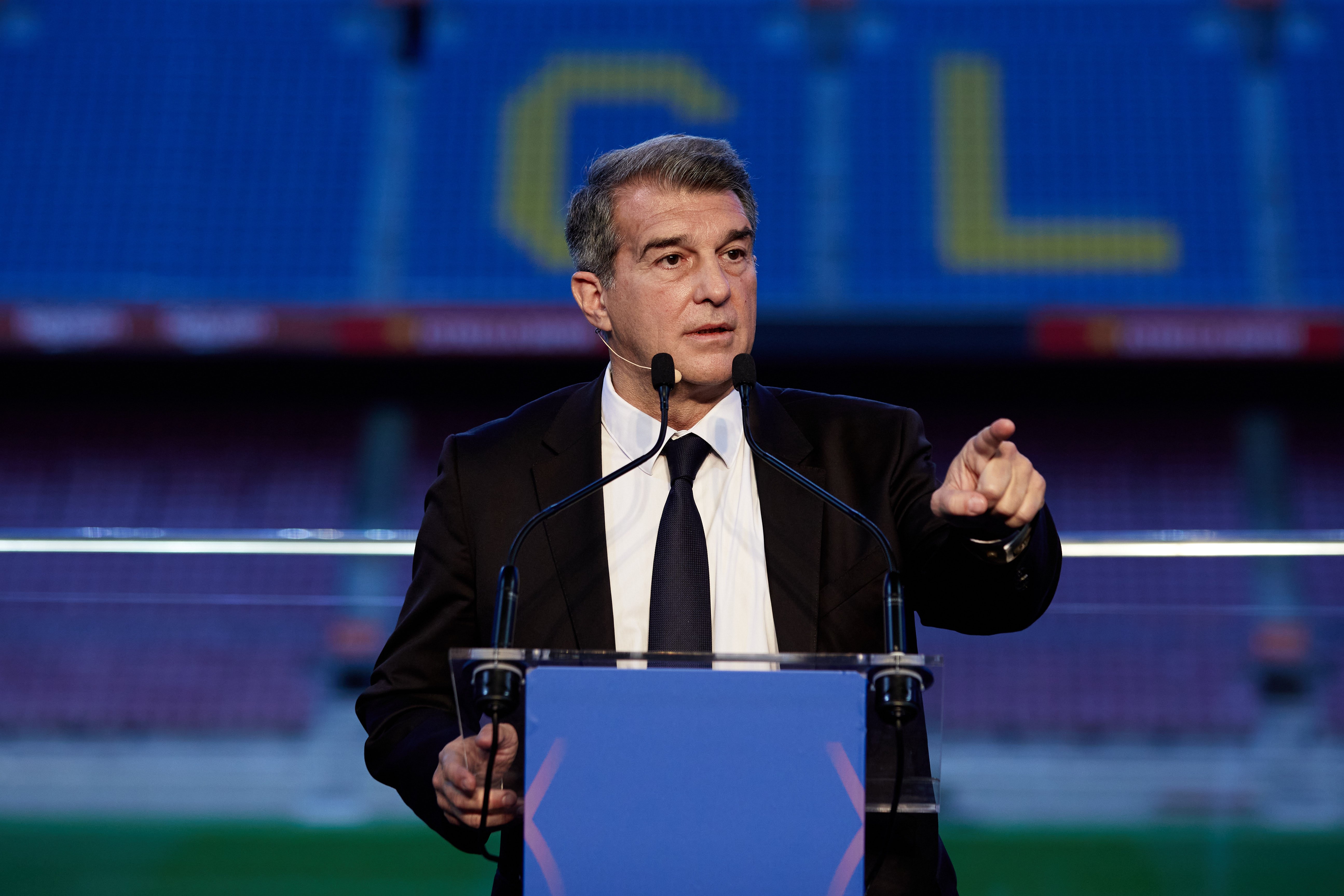 Laporta es investido presidente y promete "hacer volver al Barça a la gloria"