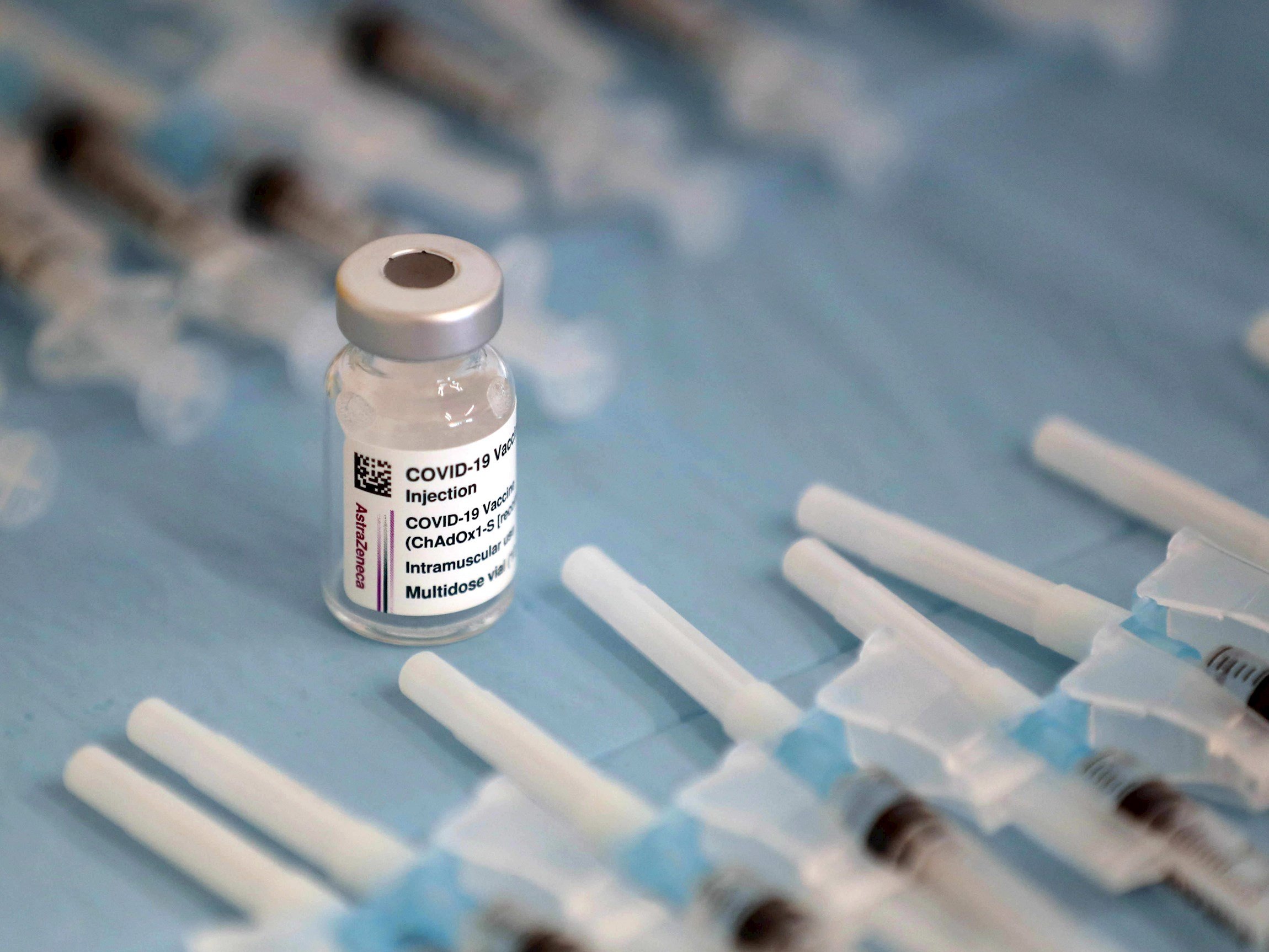 Sanitat investiga tres casos de trombosi en persones vacunades amb AstraZeneca