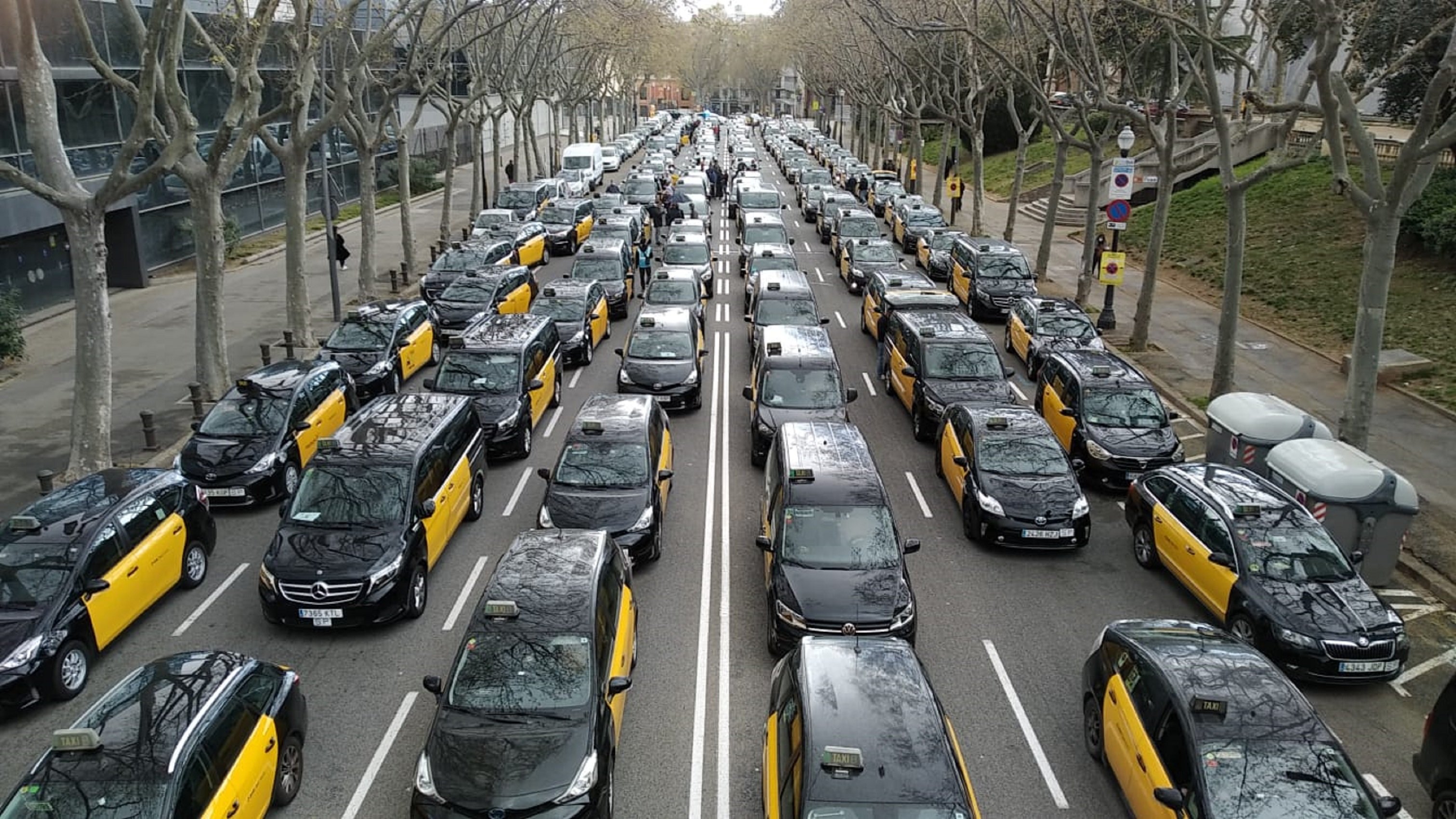 Los taxis colapsan Barcelona para protestar contra el retorno de Uber
