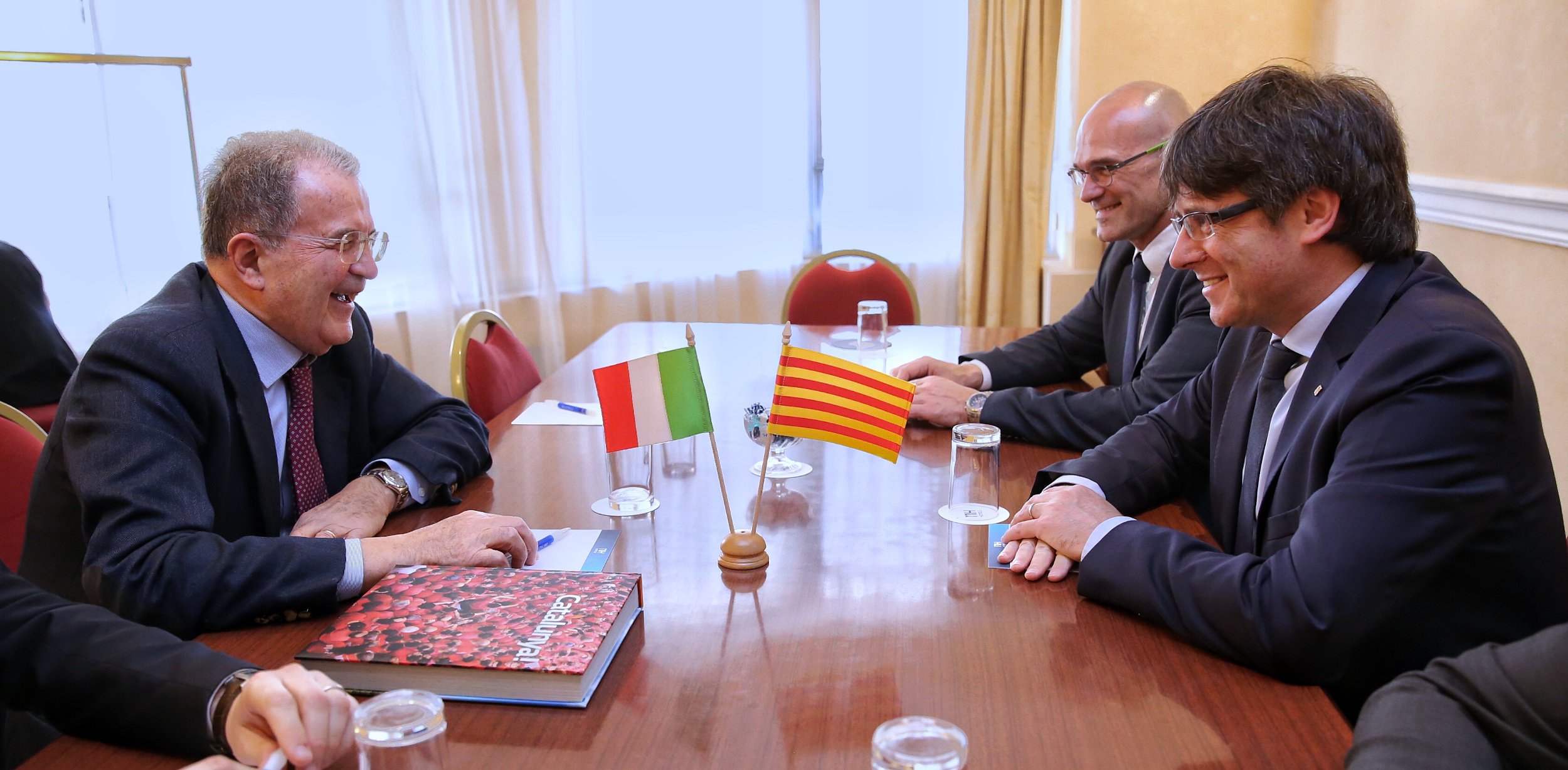 Prodi reclama "el retorno al diálogo" entre los gobiernos catalán y español