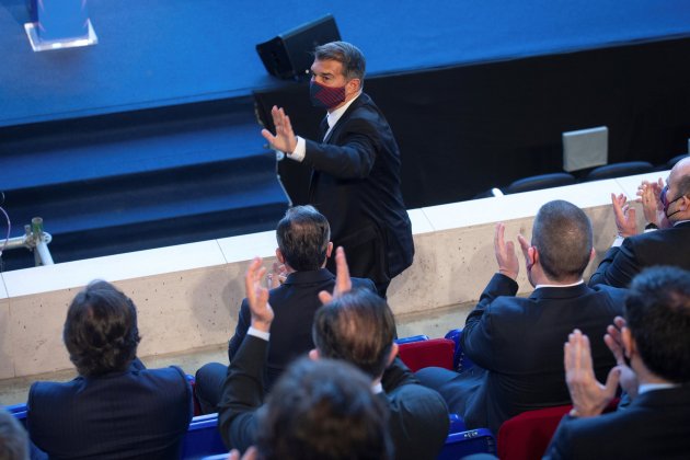 Joan Laporta saluda presidente Barca Camp NOU EFE