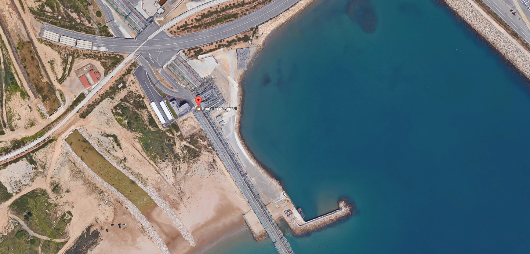 Vessament de fuel oil al pantalà de Repsol a Tarragona
