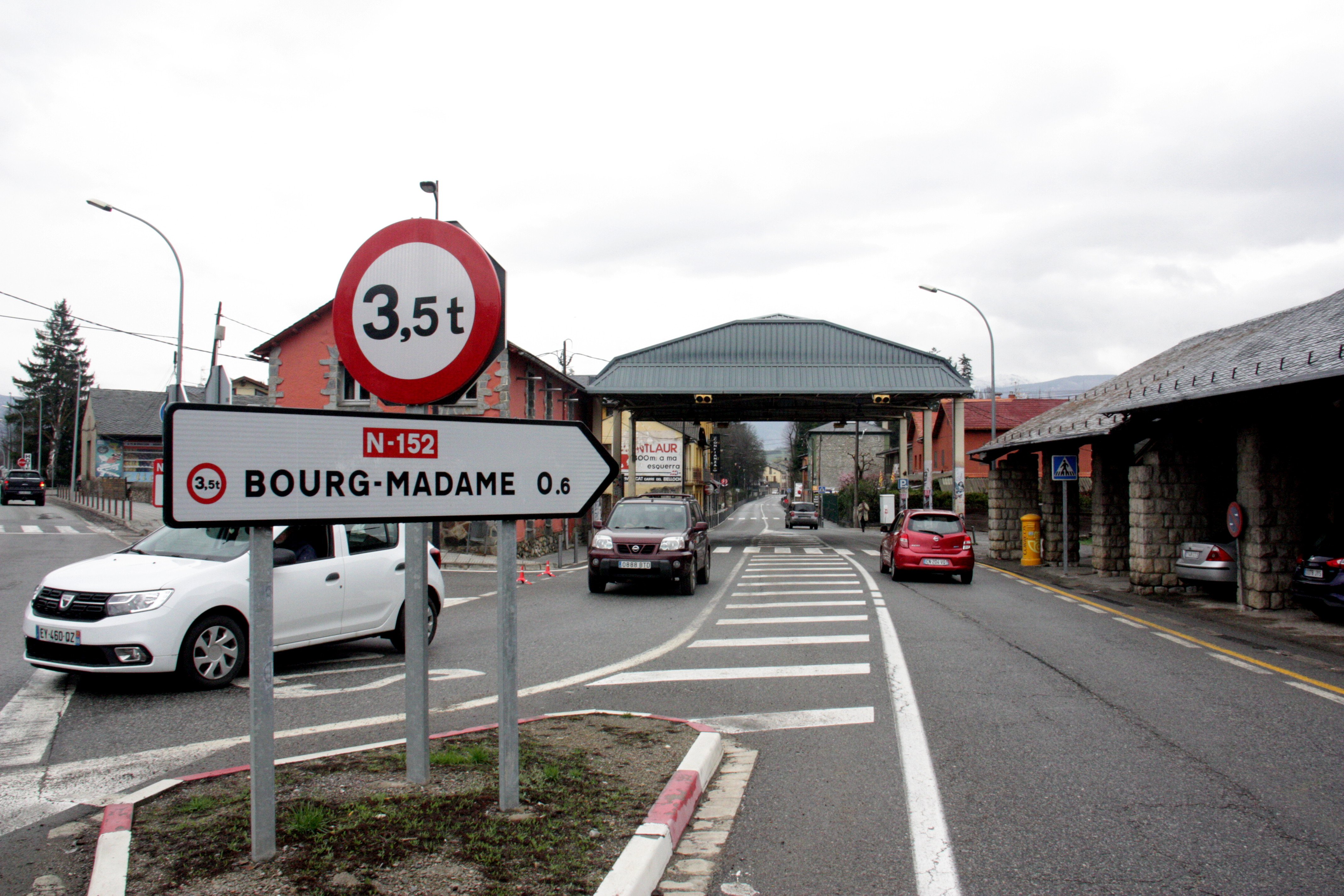 Els alcaldes de l'Alta Cerdanya i el Capcir denuncien el caos a la frontera