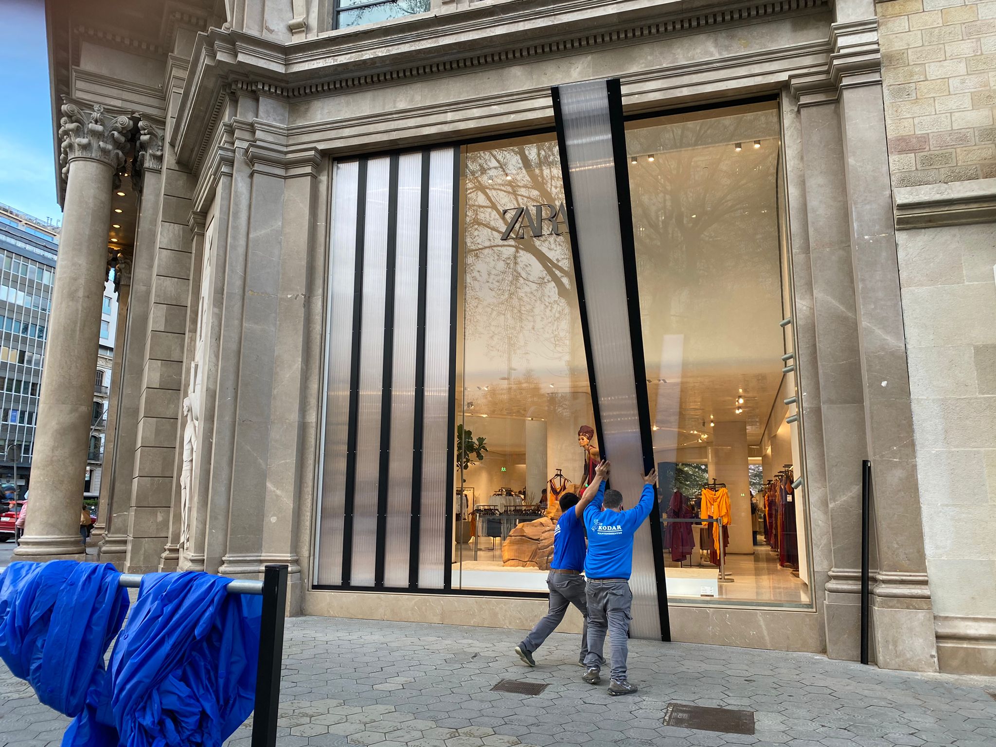 Zara prepara protección manifestación barcelona / Pepa Masó
