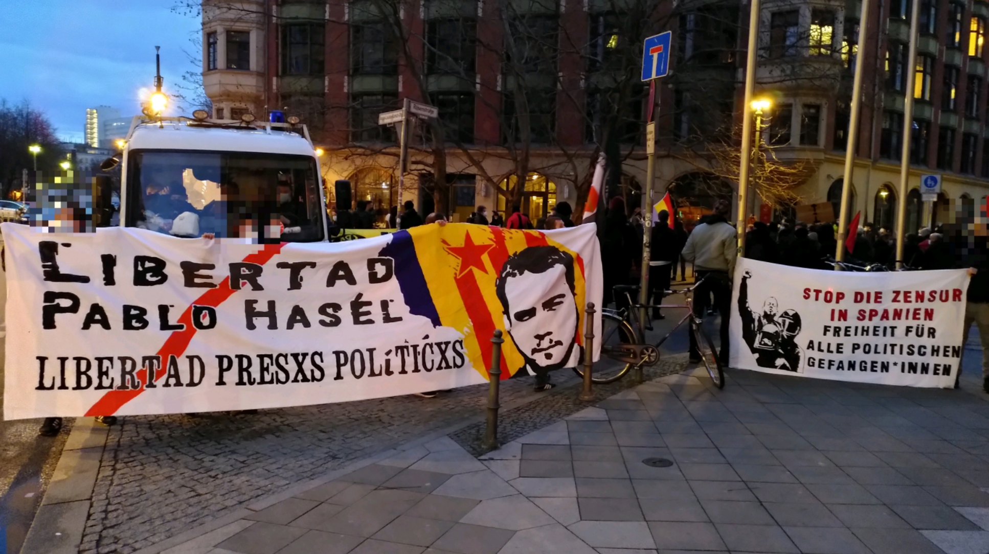 Berlín: Protesta (con estelada incluida) por Hasél ante el Instituto Cervantes