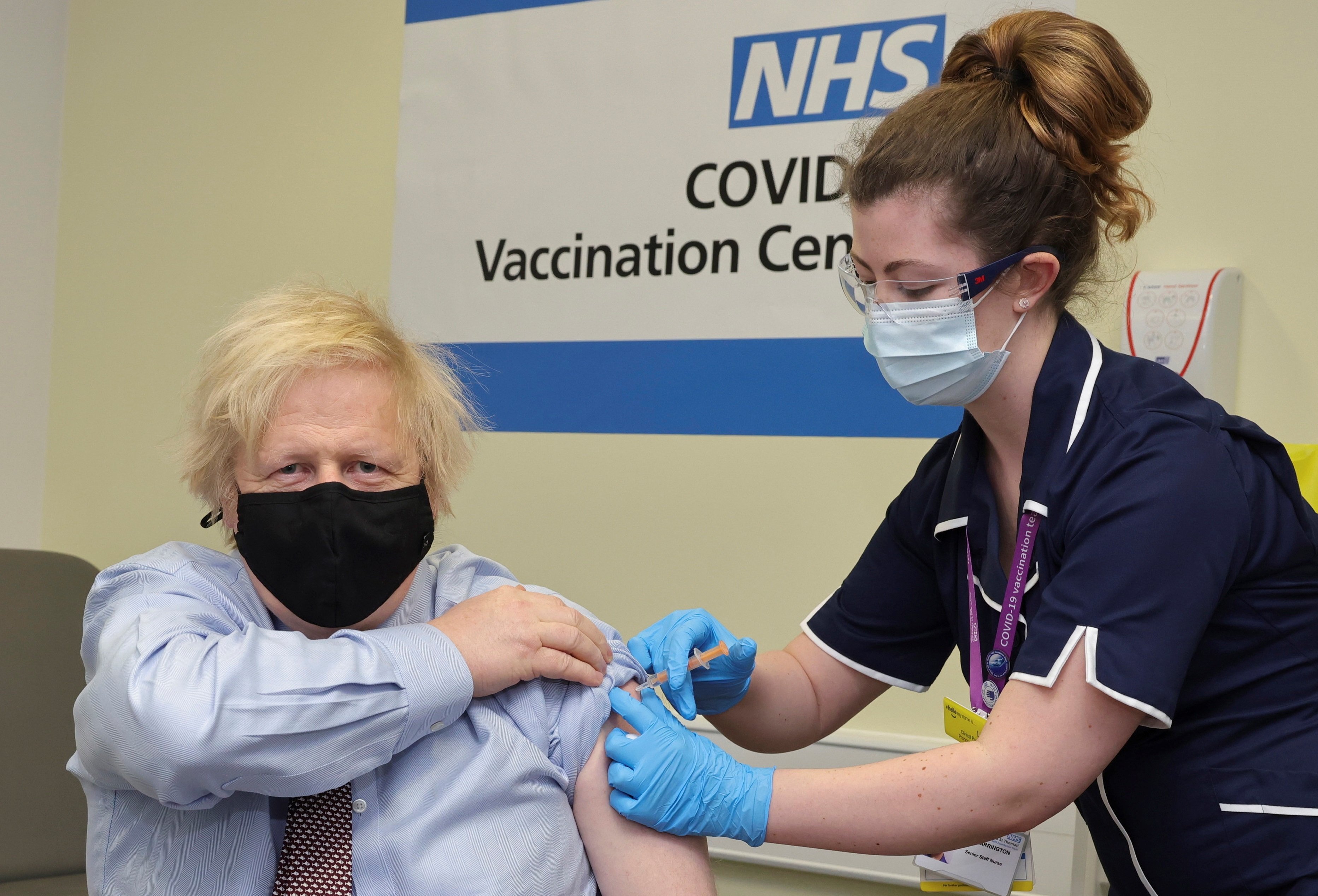 Johnson contra la desconfiança d'AstraZeneca: s'ha vacunat avui