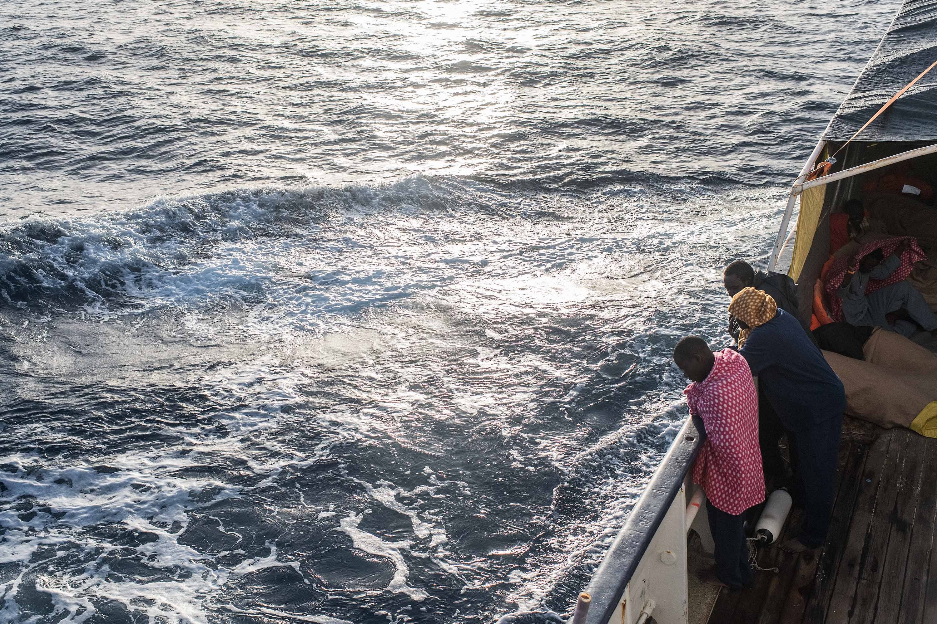 EuropaPress refugiados migrantes miran borda mediterraneo borda open arms rescate