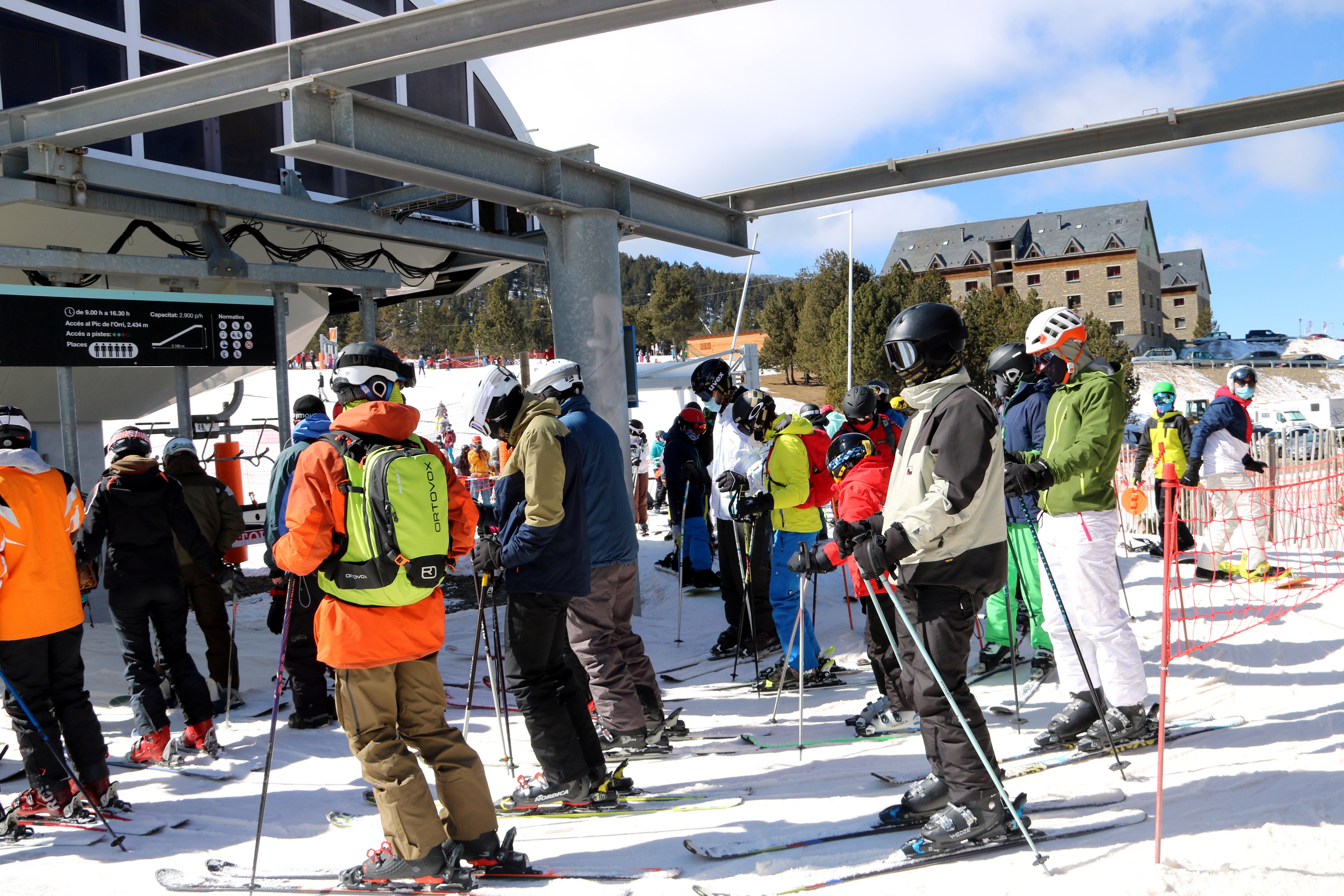 Pistas de esquí llenas el primer fin de semana de apertura comarcal