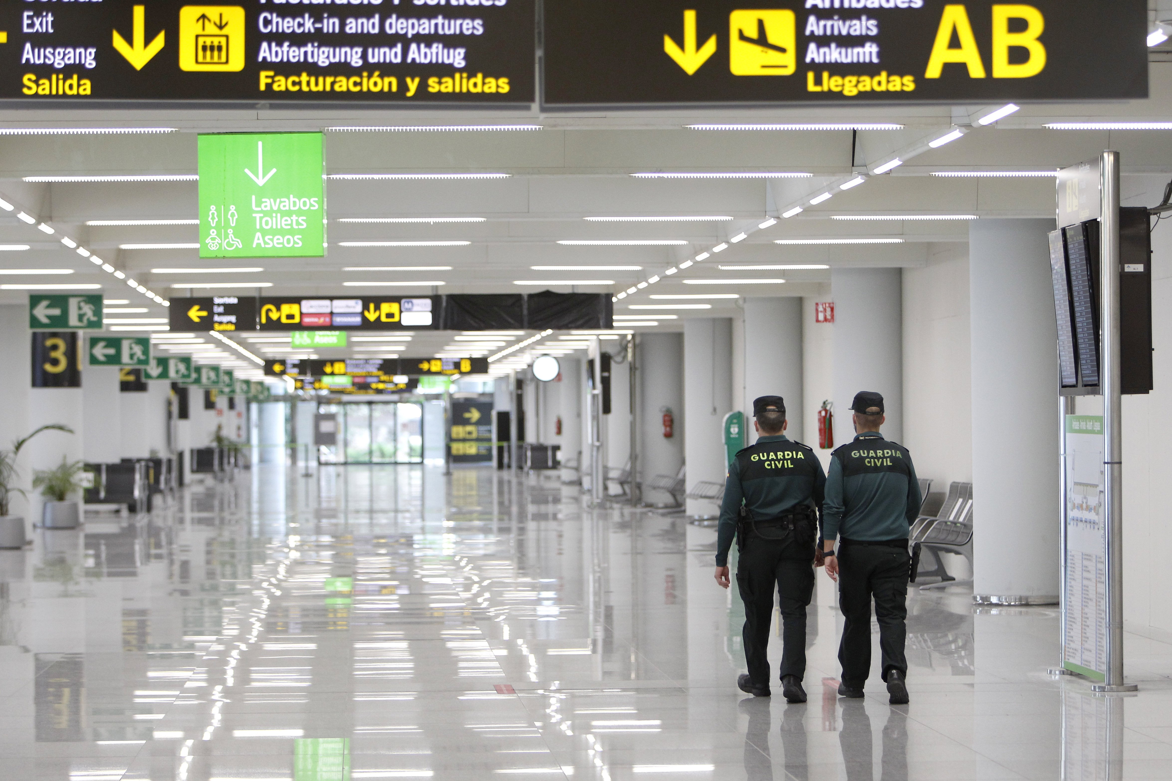 EuropaPress / dos guardias civiles aeropuerto palma mallorca islas baleares