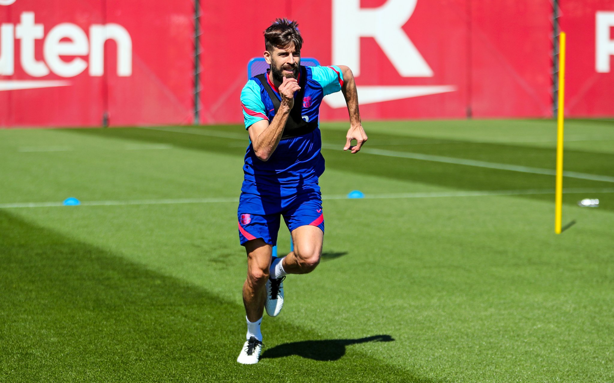 Piqué se entrena con el grupo en un tramo decisivo de la temporada