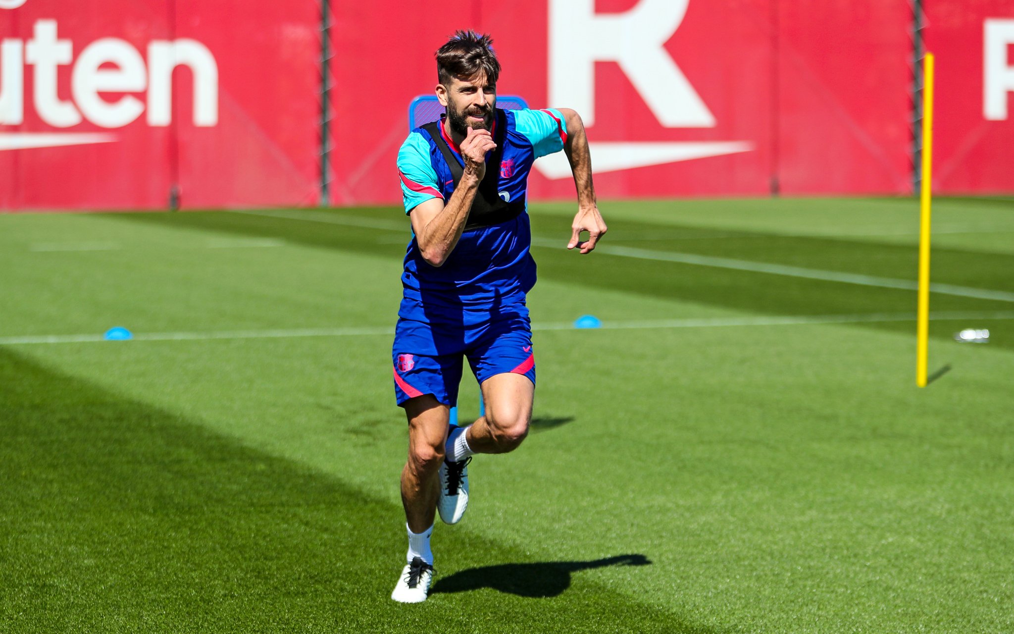 Piqué entrena amb el grup i apunta al Clàssic