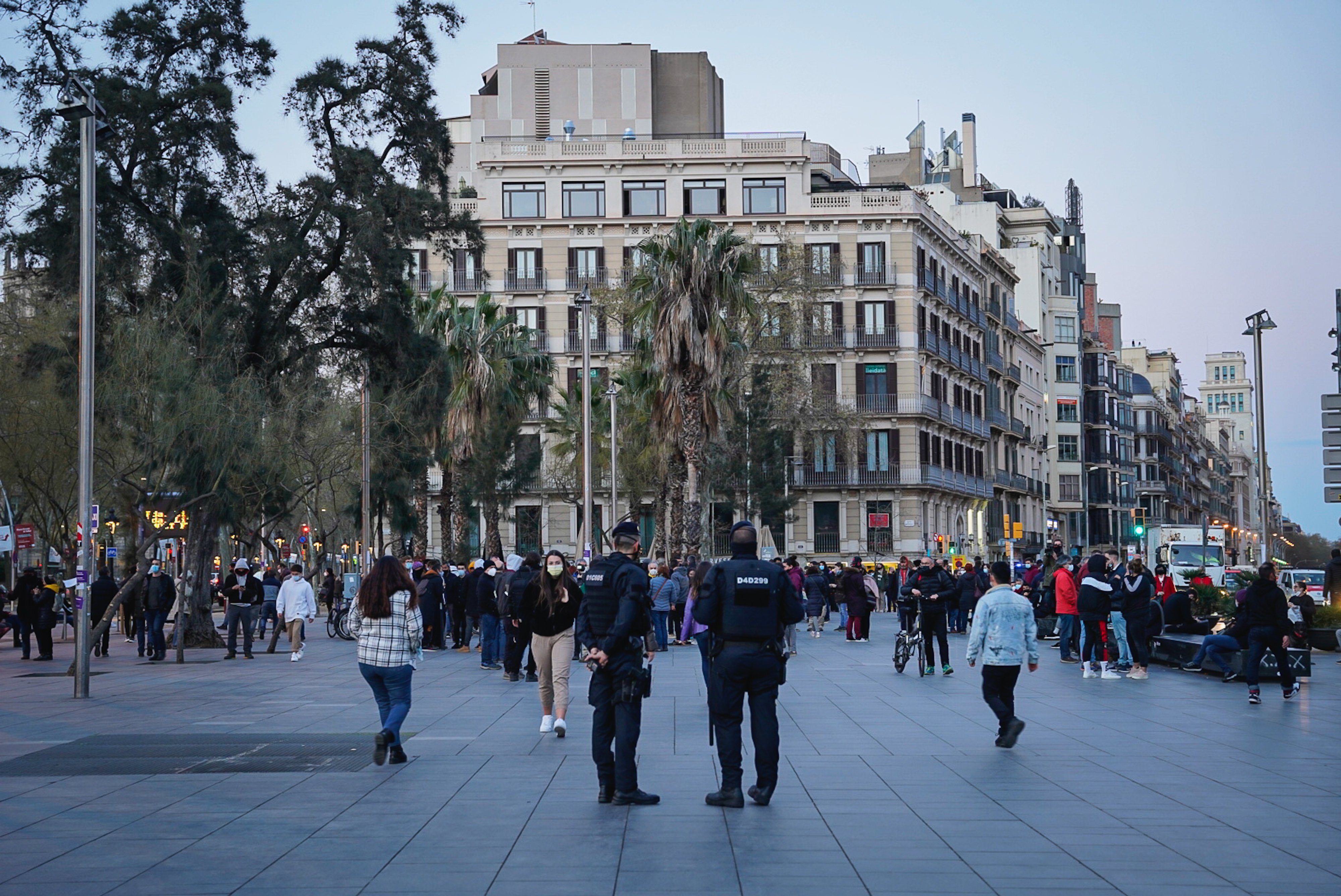 manifestación barcelona libertad expresion pablo hasél fins que caiguin / Pau de la Calle