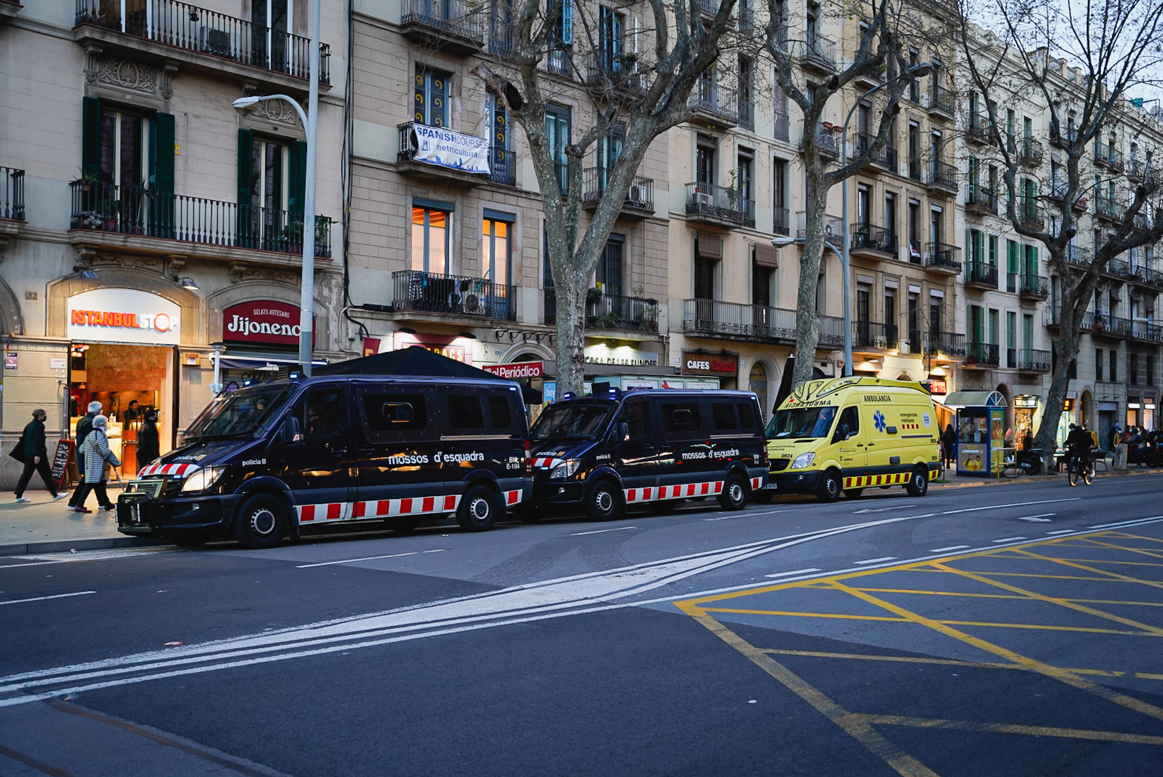 manifestación barcelona libertad expresion pablo hasél fins que caiguin / Pau de la Calle