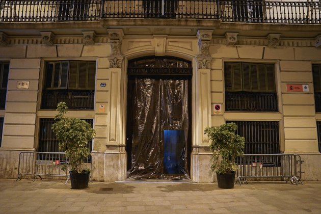 manifestación JEFATURA barcelona libertad expresion pablo hasél fins que caiguin / Pau de la Calle