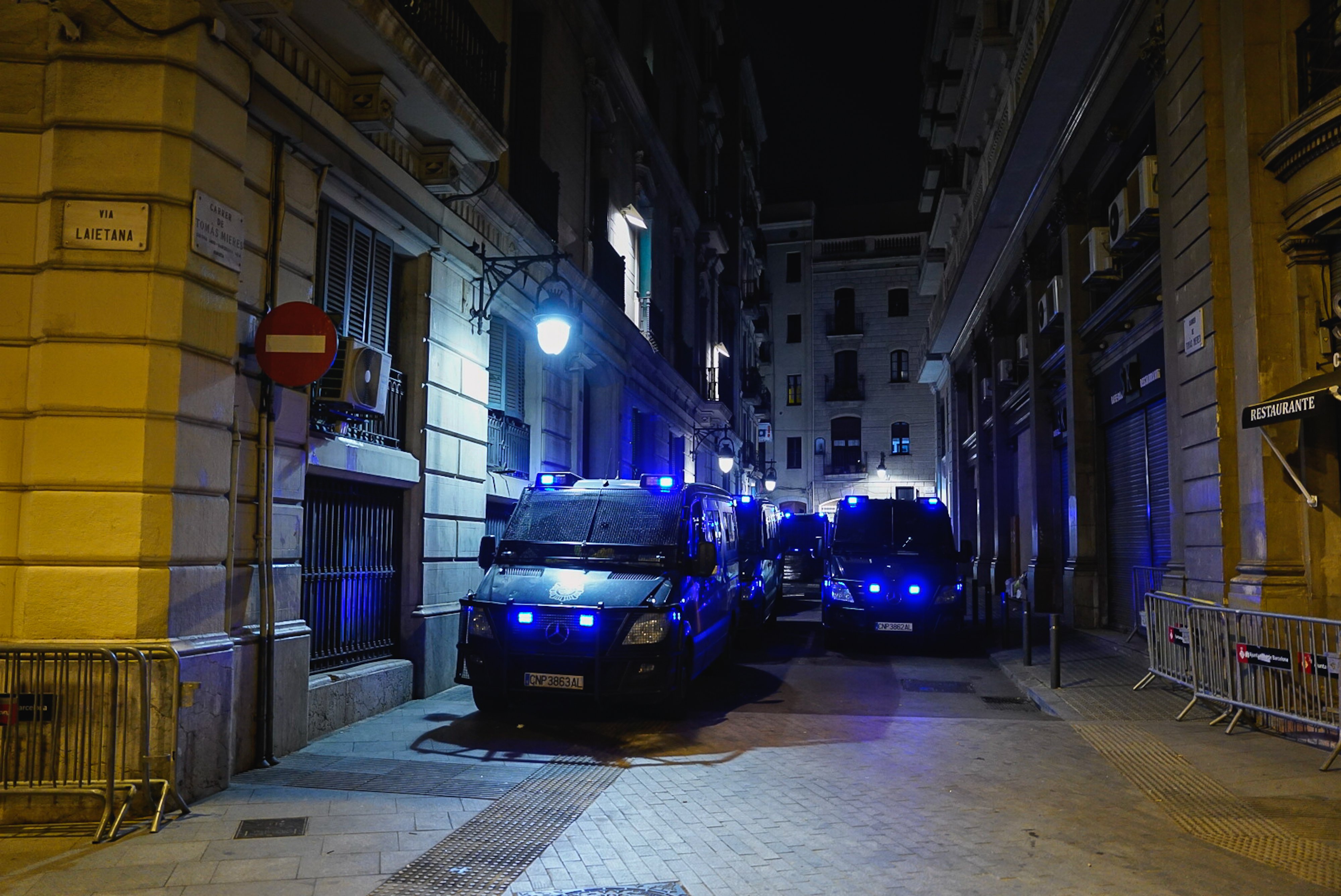  JEFATURA manifestación barcelona libertad expresion pablo hasél fins que caiguin / Pau de la Calle