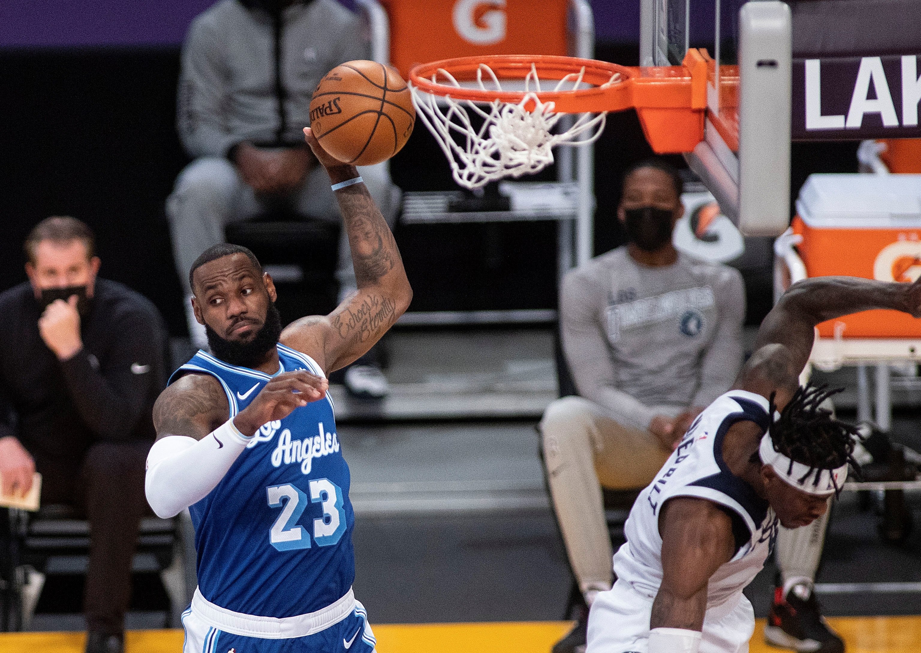 Los Lakers, contra las cuerdas: LeBron James se lesiona y es baja indefinida