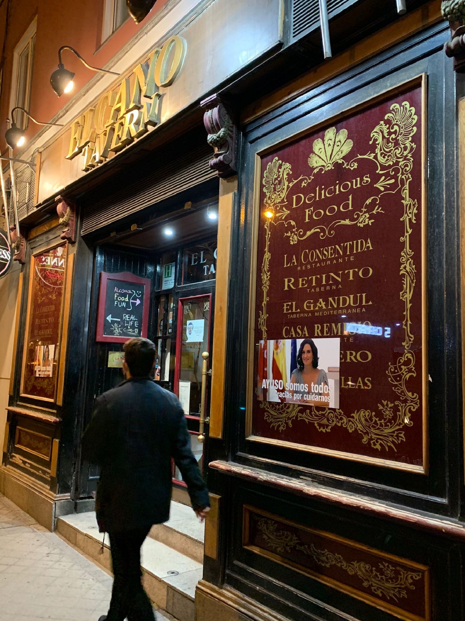 La restauración madrileña llena de carteles bares y restaurantes a favor de Ayuso