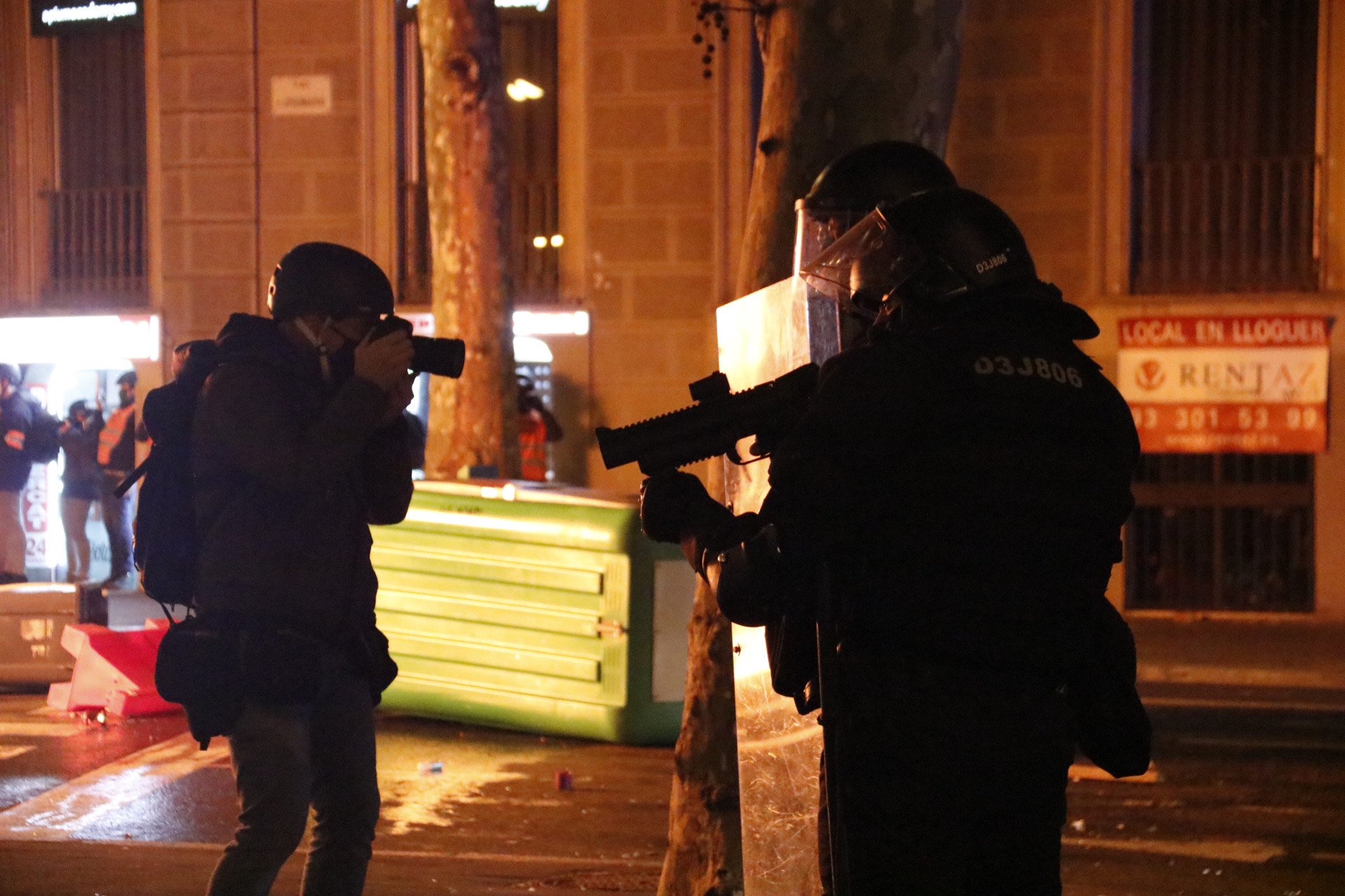 Archivan la querella contra agentes de los Mossos de una fotoperiodista herida por un proyectil de foam