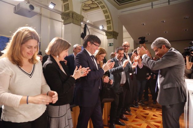 aplaudiment homs puigdemont jordi sanchez forcadell sergi alcazar aplaudiment homs puigdemont jordi sanchez forcadell sergi alcazar