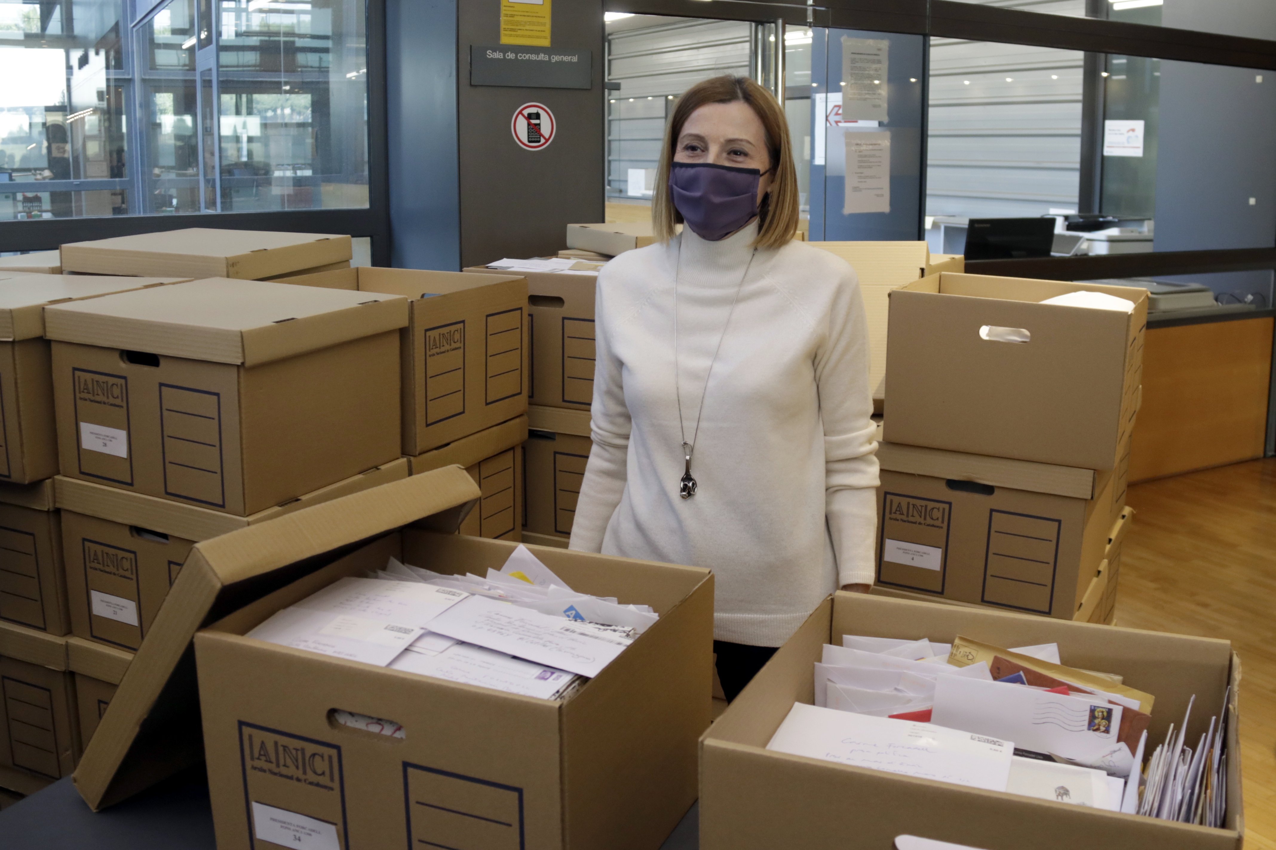 Forcadell entrega miles de cartas recibidas en prisión al Arxiu Nacional