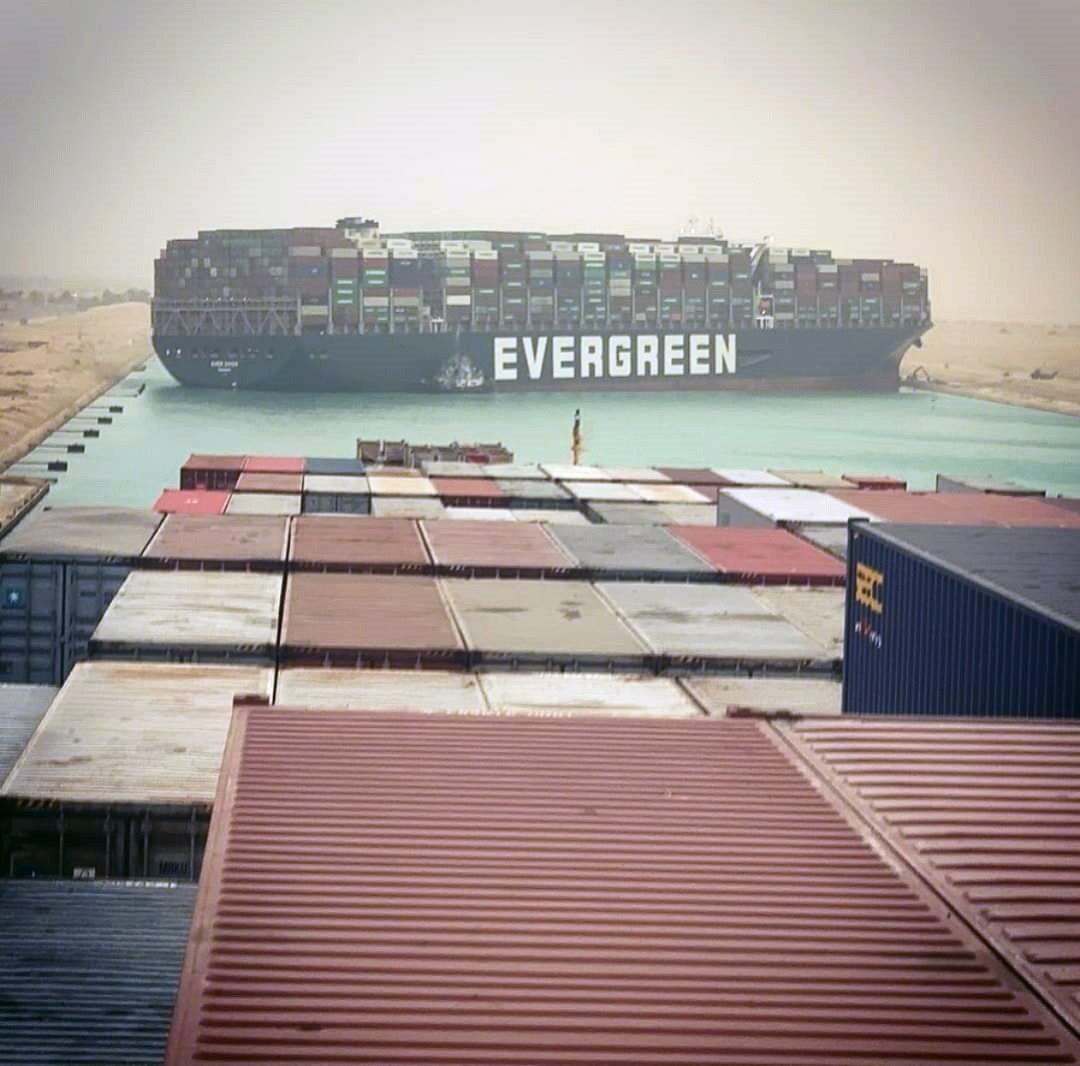Perilla el 10% del comerç mundial per un vaixell encallat al Canal de Suez