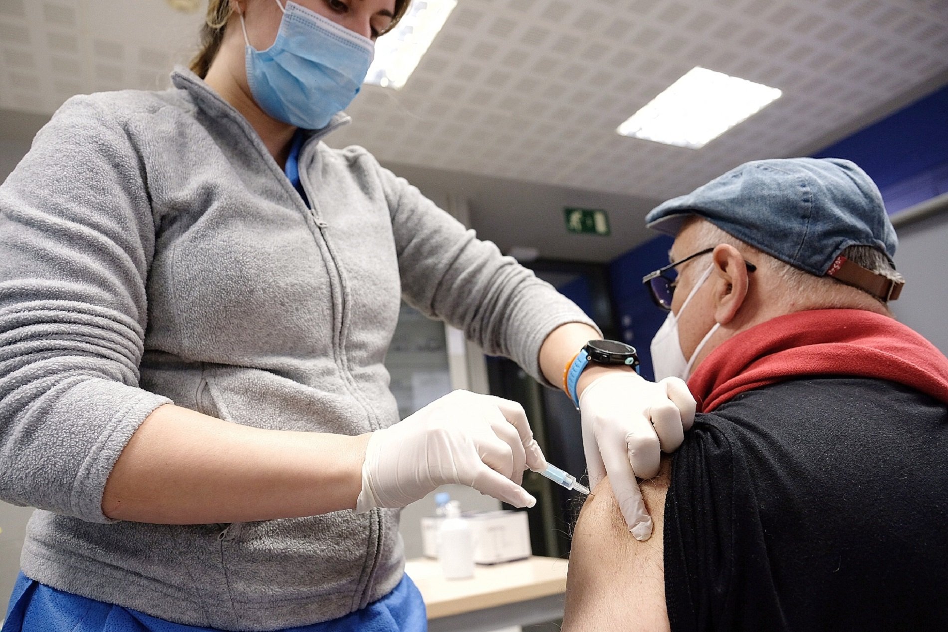 Empieza la vacunación de personas de 60 a 65 años: ¿cómo puedes pedir cita?