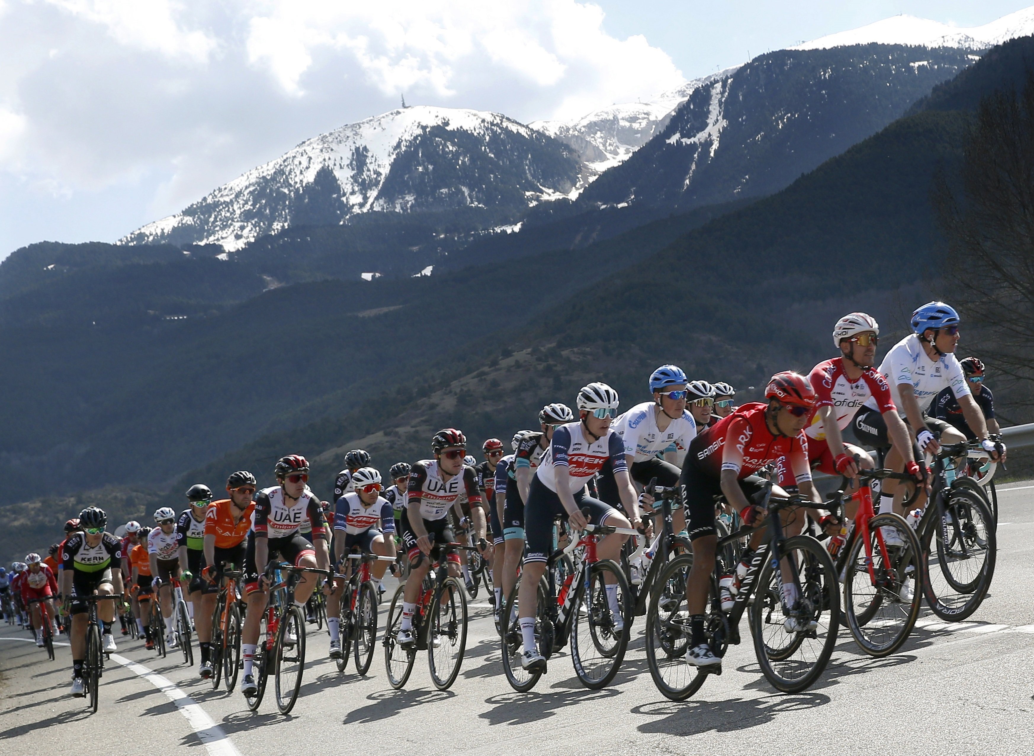 Chaves se impone en la etapa reina de la Volta y Yates sigue líder