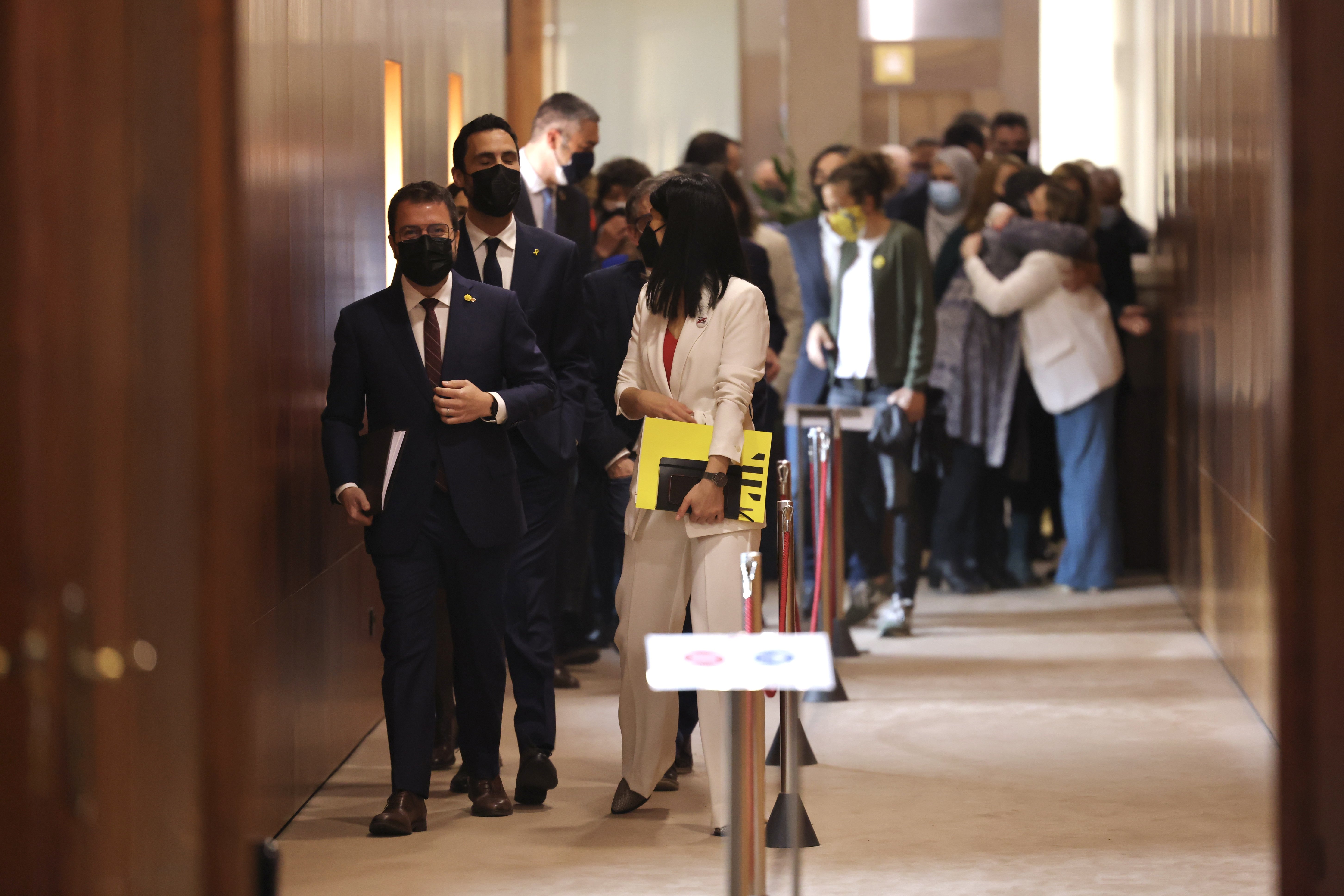 La consulta de Junts neguiteja ERC i banya d'incertesa l'últim alè de negociació