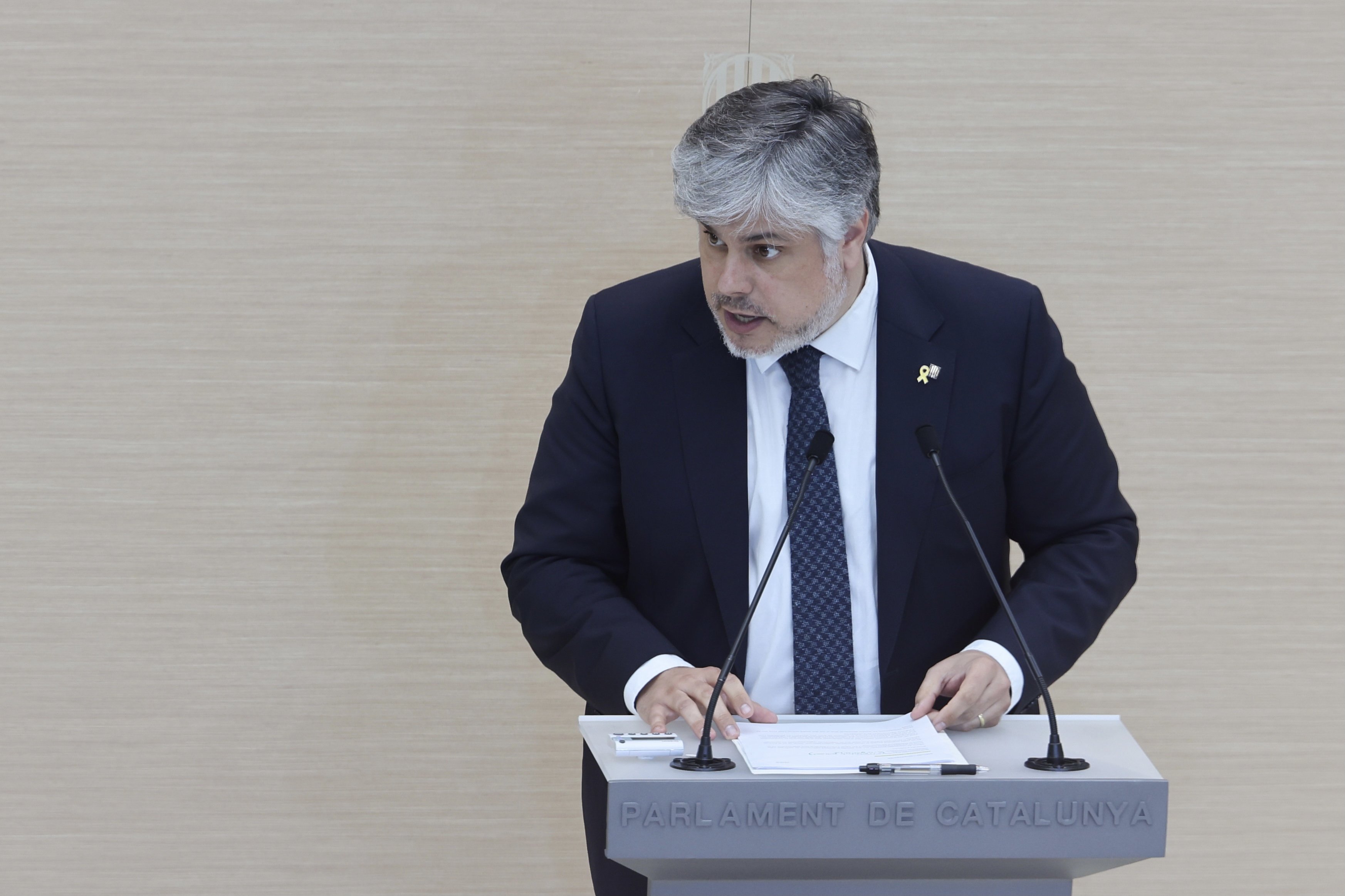 Albert Batet interviene en el debate de investidura Aragonès / Sergi Alcàzar