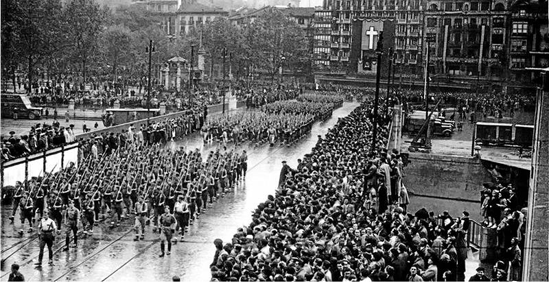 Desfile franquista en Bilbao (circa 1940). Fuente Blog Iñaki Anasagasti