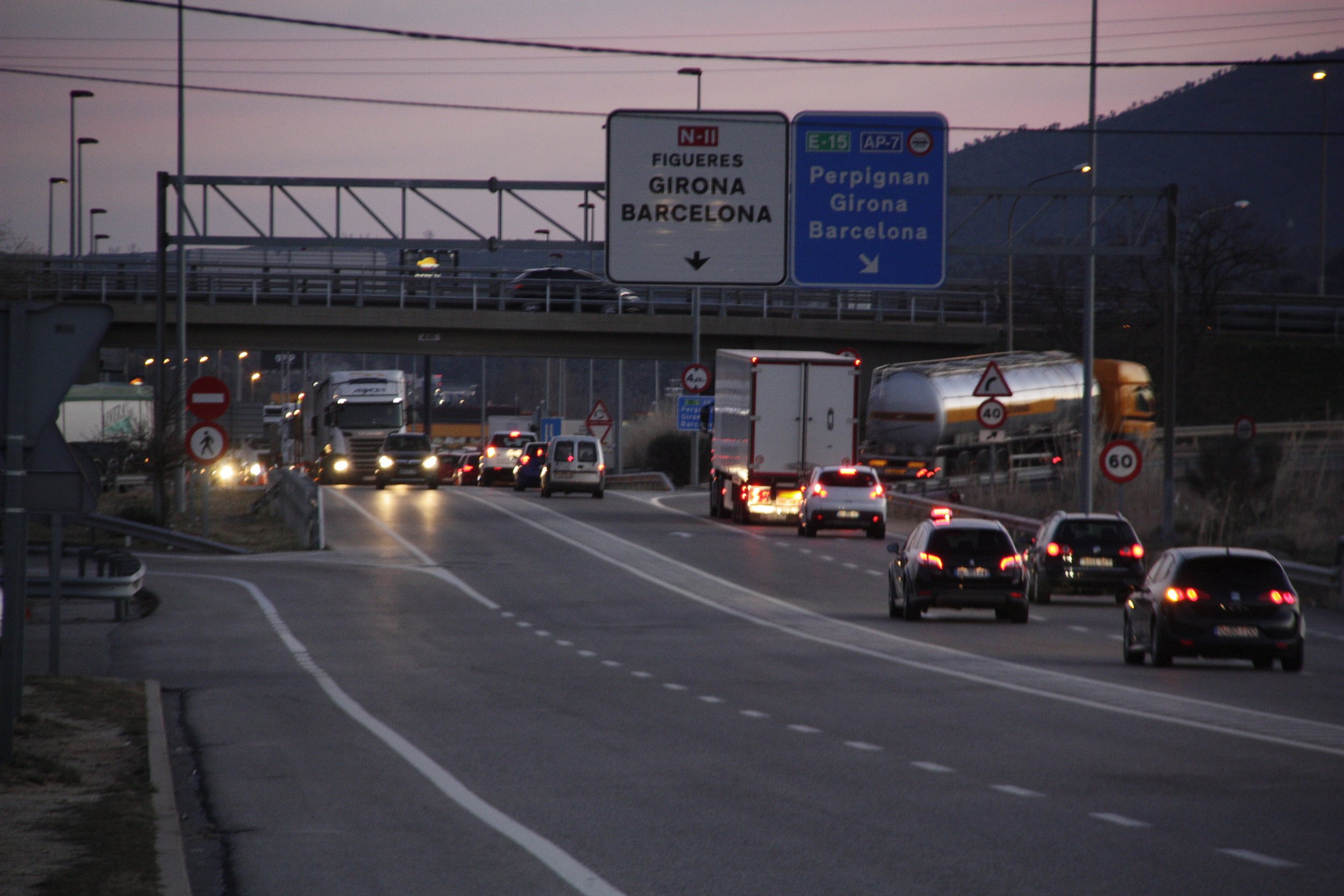 Dos horas con la frontera cortada por dos accidentes de tráfico