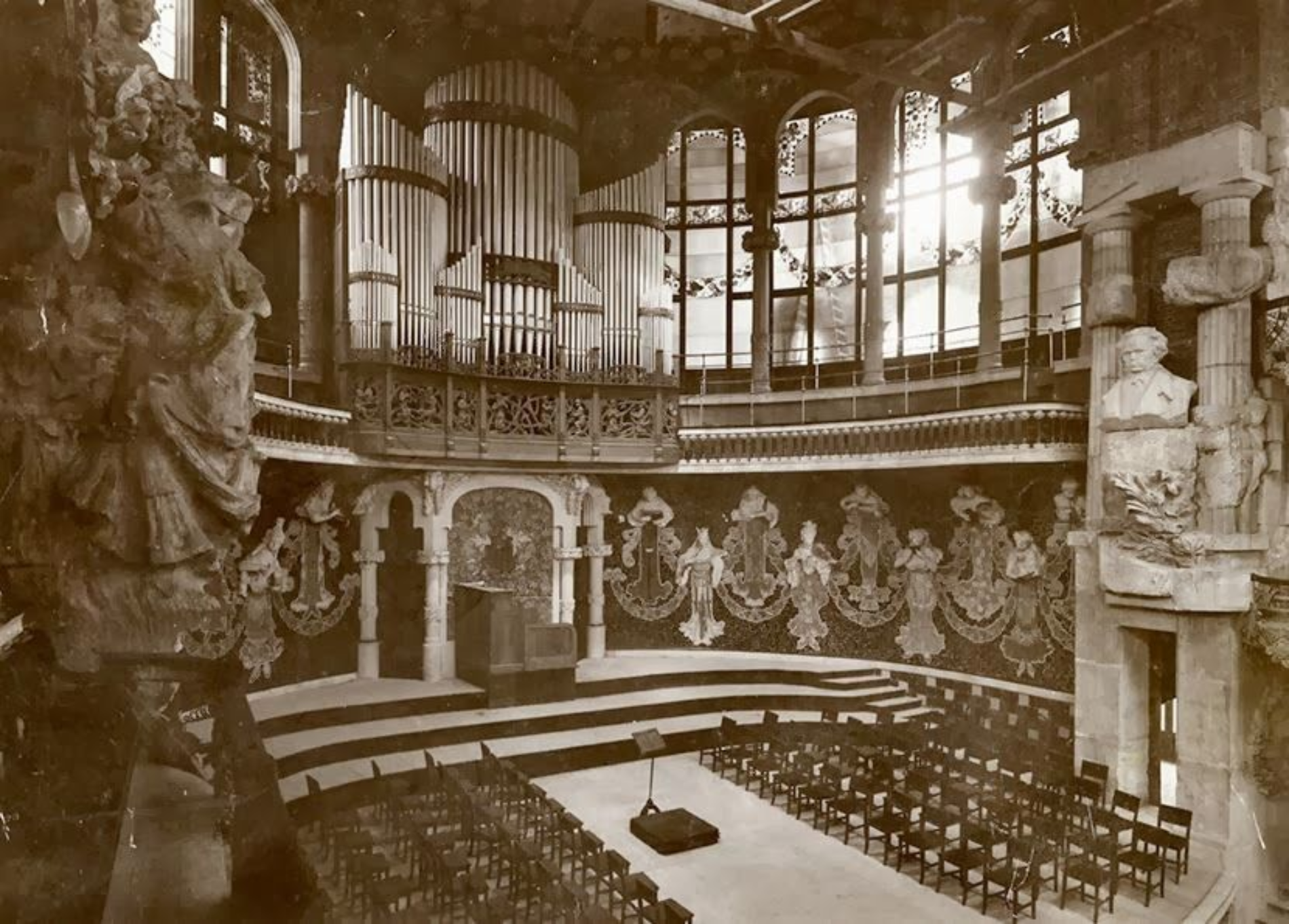 El règim franquista elimina l'addició 'Catalana' del Palau de la Música