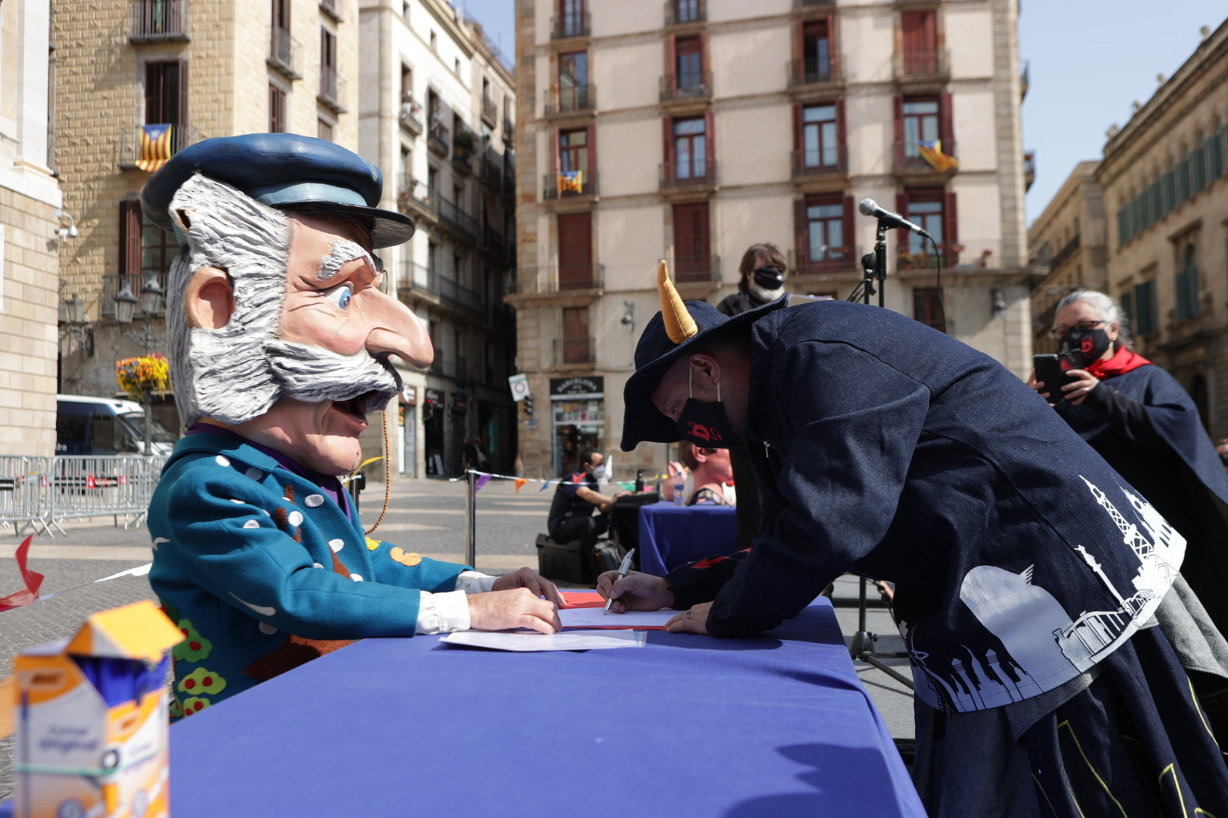 manifestacion fiestas mayores covid plaça sant jaume 27 marzo 2021 / ACN